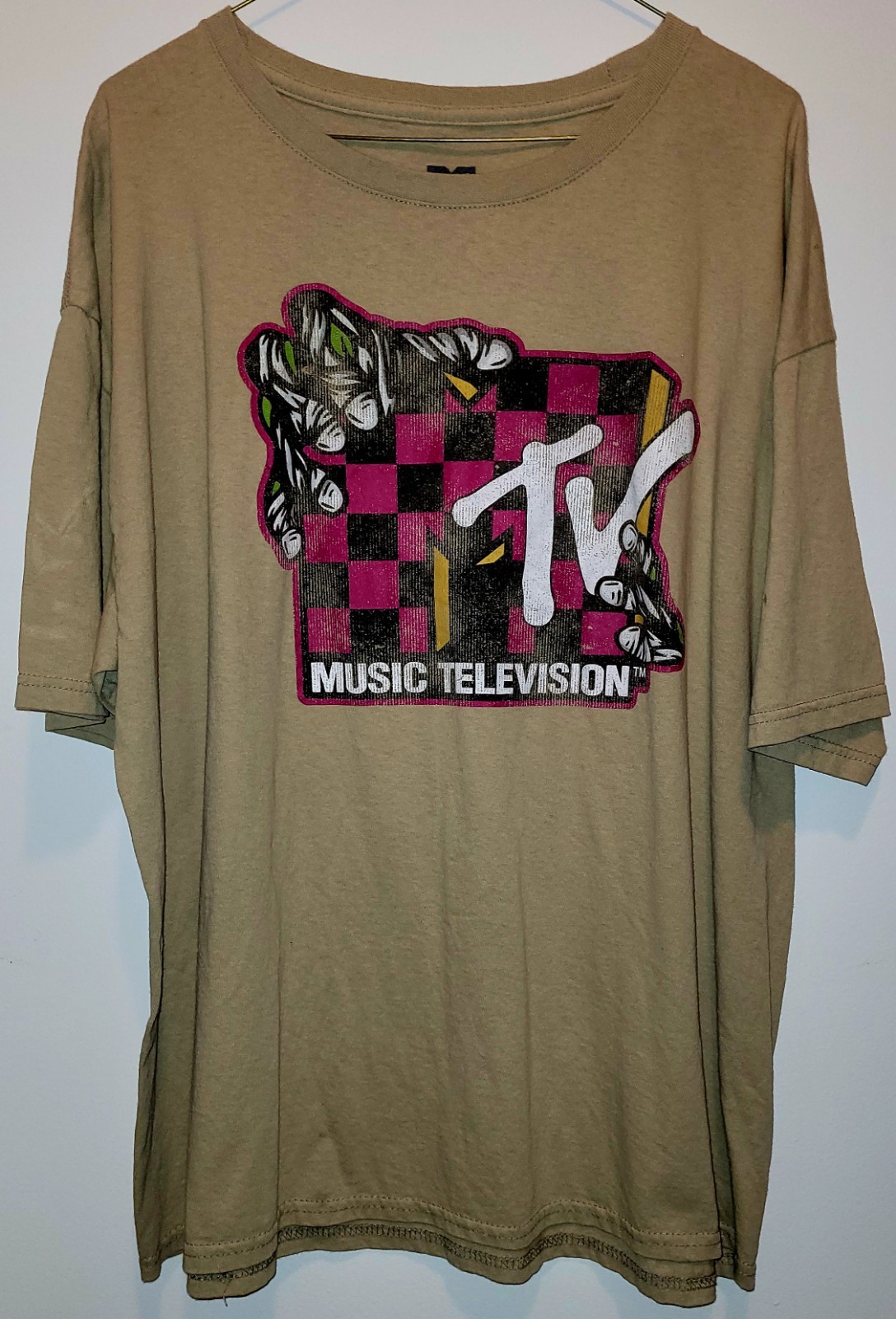 Music Television Checker MTV Logo Creature Hands Taupe Tee Men’s XXL. Unworn.