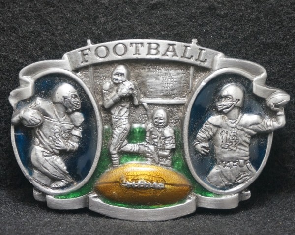 XA25155 *NOS* VINTAGE 1983 ***FOOTBALL*** APORTS ARTWORK MENS PEWTER BELT BUCKLE