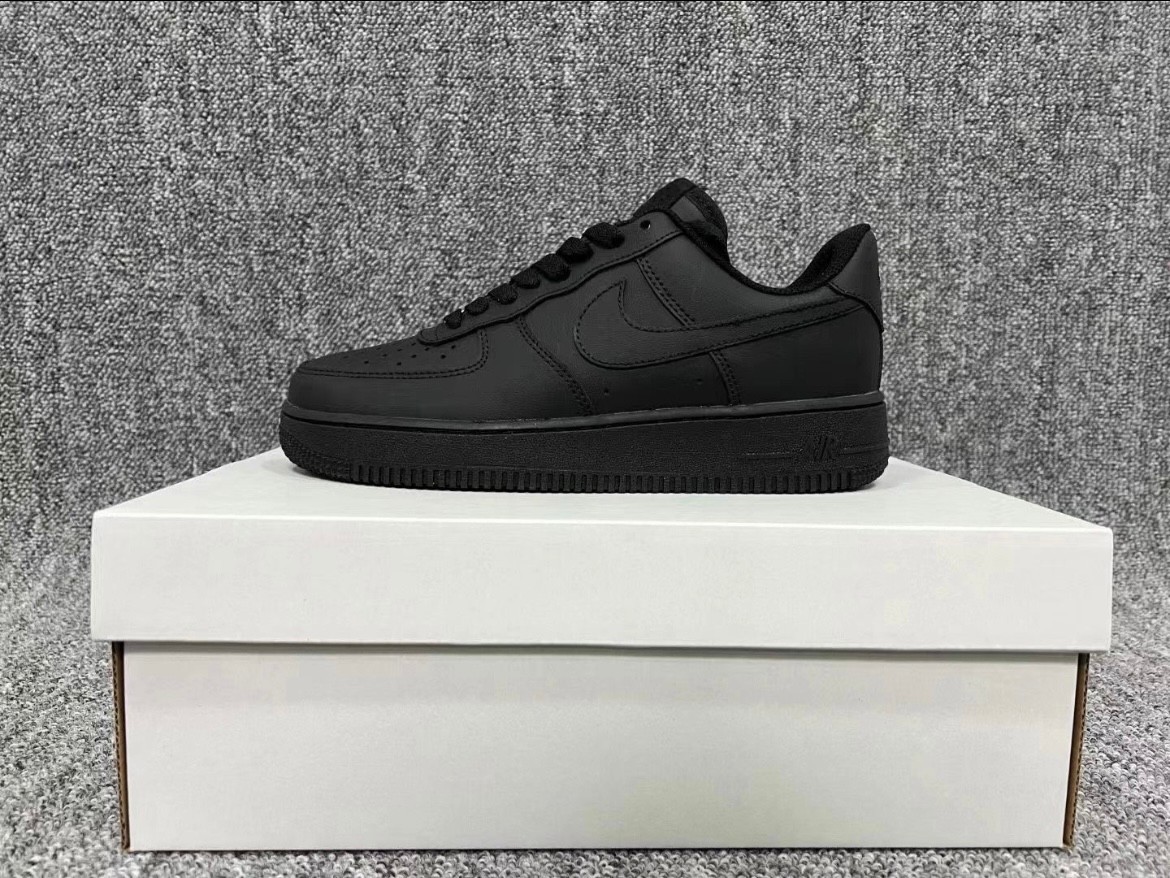 Men’s Nike Air Force 1 ’07 Low Triple Black/White Classic Sneakers US Men’s Size