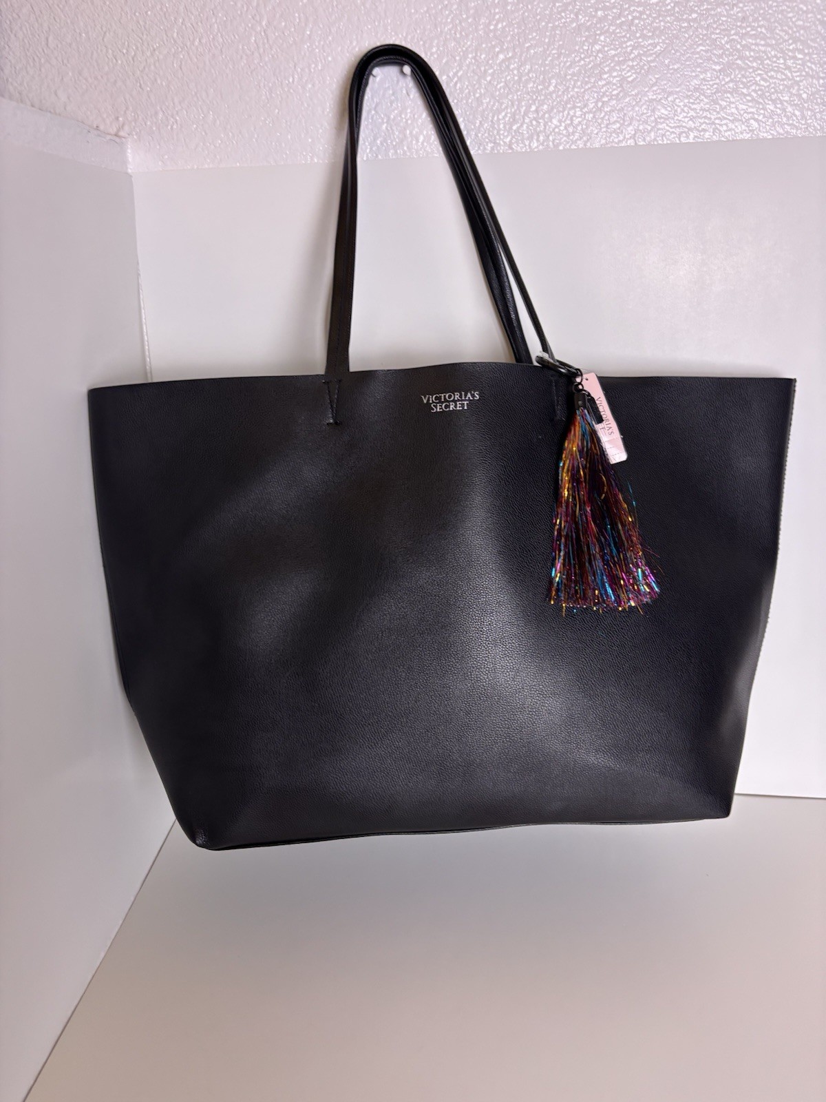 VICTORIA SECRET BLK XL Pebbled Tote Travel Bag w/ Rainbow Sparkle Tassel Charm