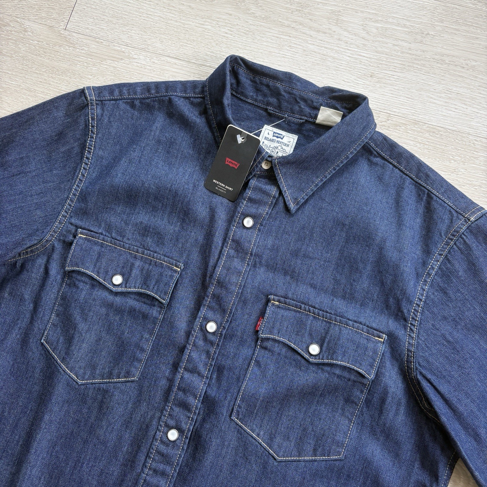 BNWT Levi’s Denim Shirt Mens Blue Size Medium Relaxed Pearl Snap Button S/Sleeve