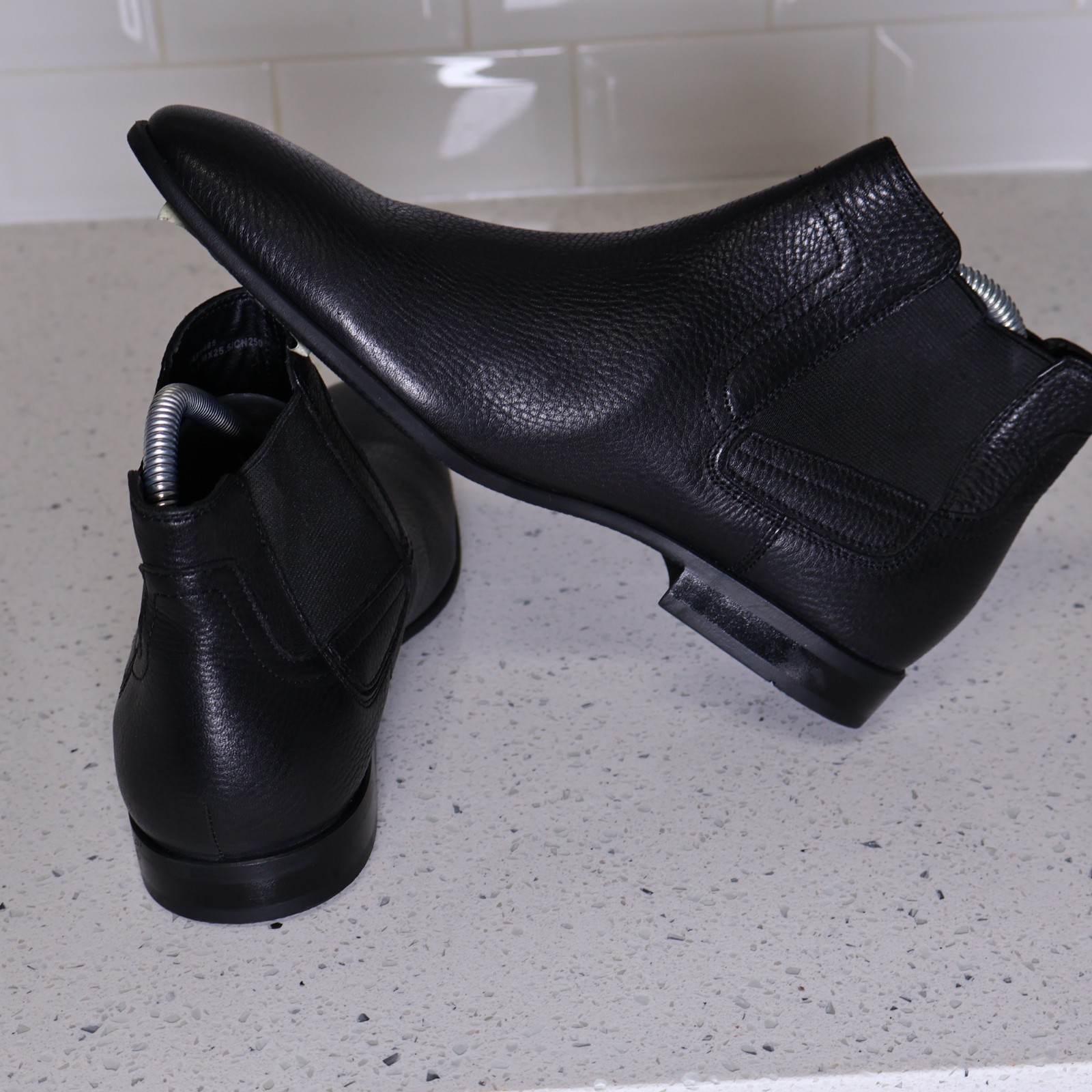 Calvin Klein Men’s Donto Chelsea Boot Size 7.5 US