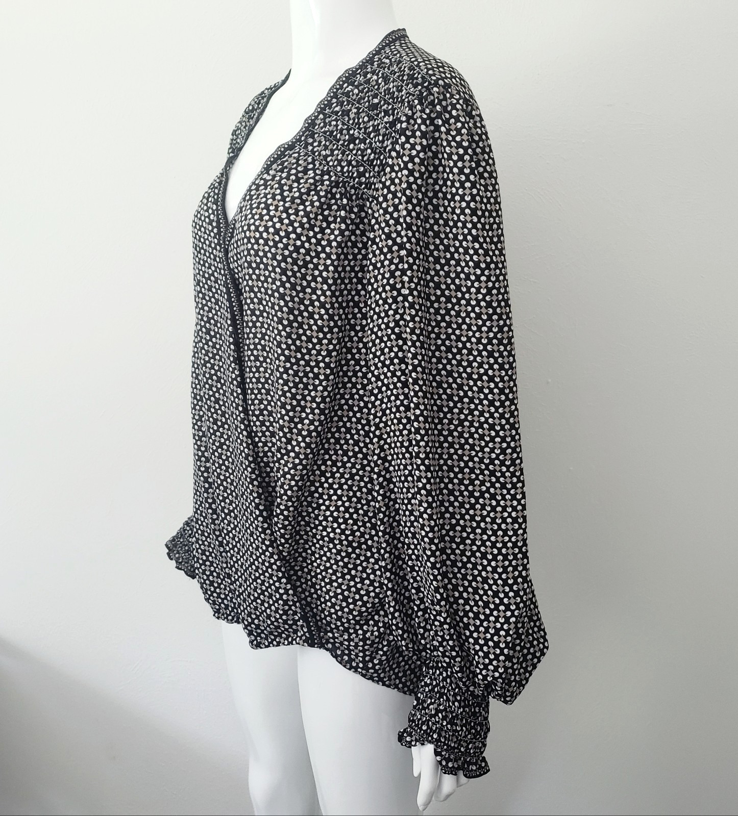 Max Studio Womens Large Long Sleeve Wrap V-Neck Black White Blouse Shirred Cuffs