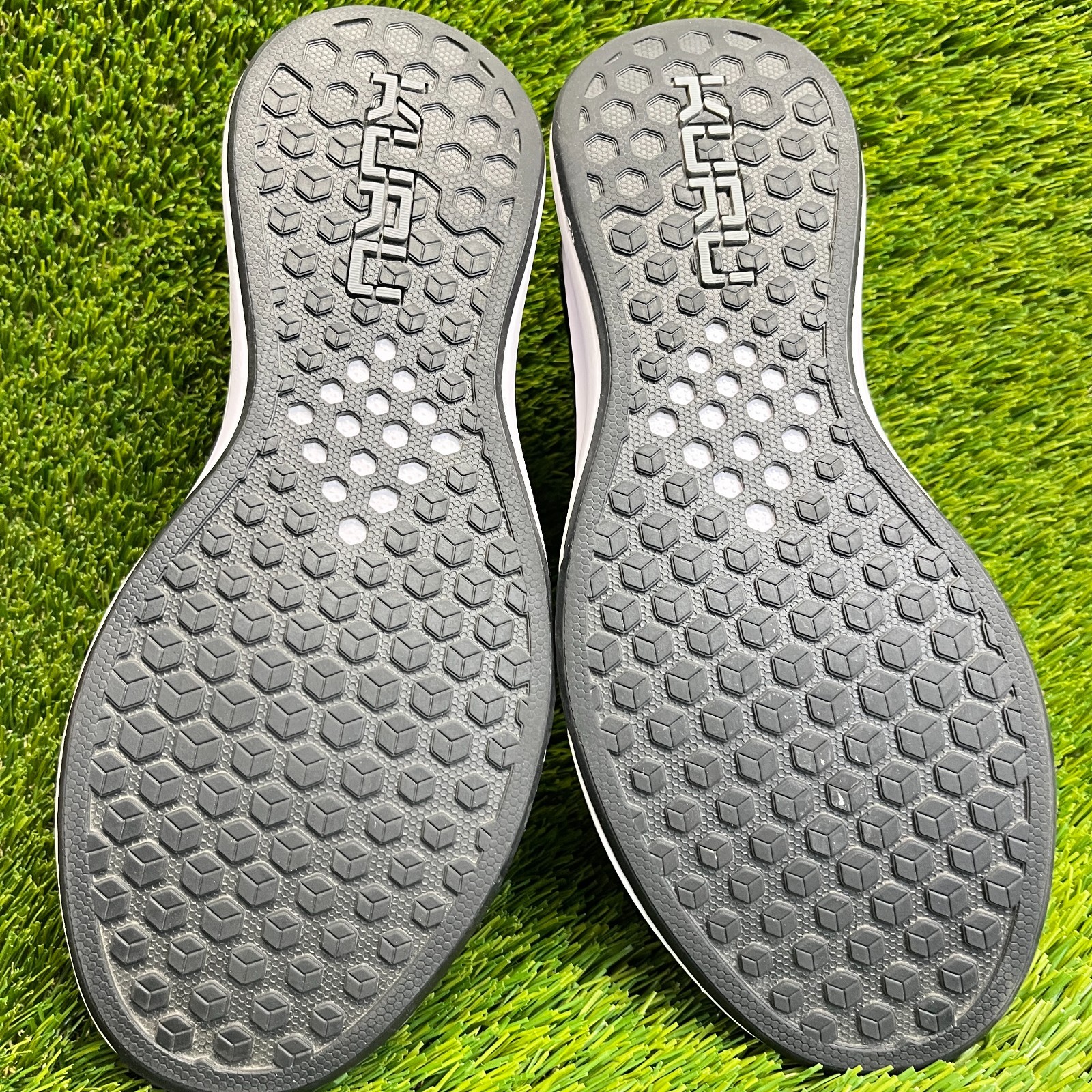 Kuru Atom Mens Size 7.5 Black White Athletic Walking Slip On Shoes Sneakers