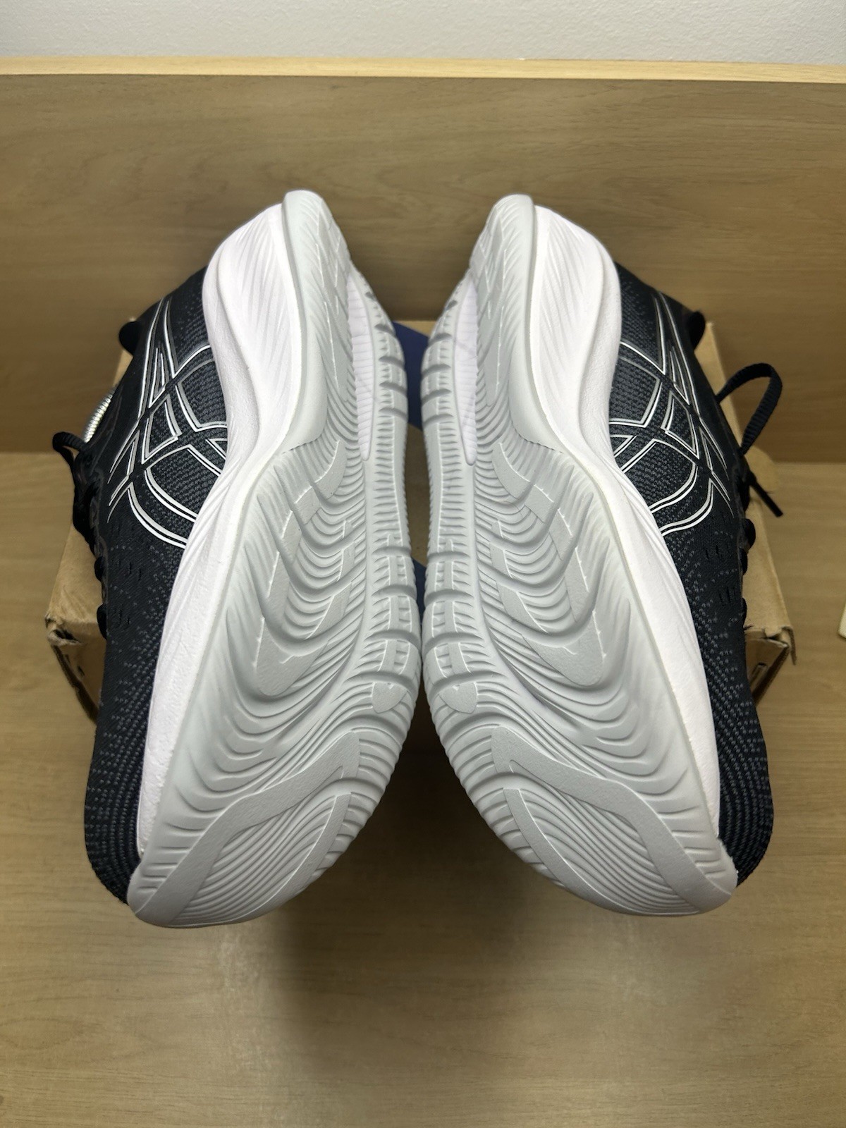 ASICS Gel Cumulus 26 Black Concrete – Women’s 10