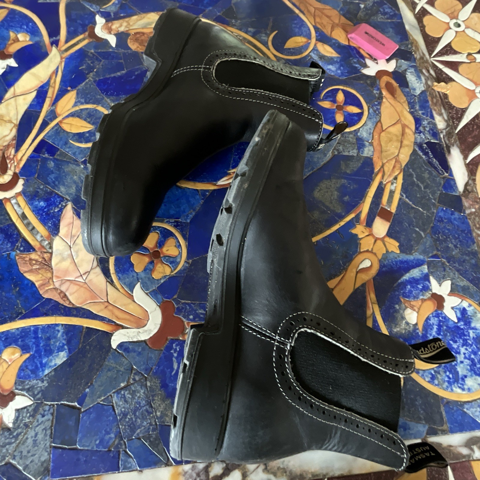 Blundstone unisex Black Leather Chelsea Ankle Boots Slip-On Round Toe US W9. M7