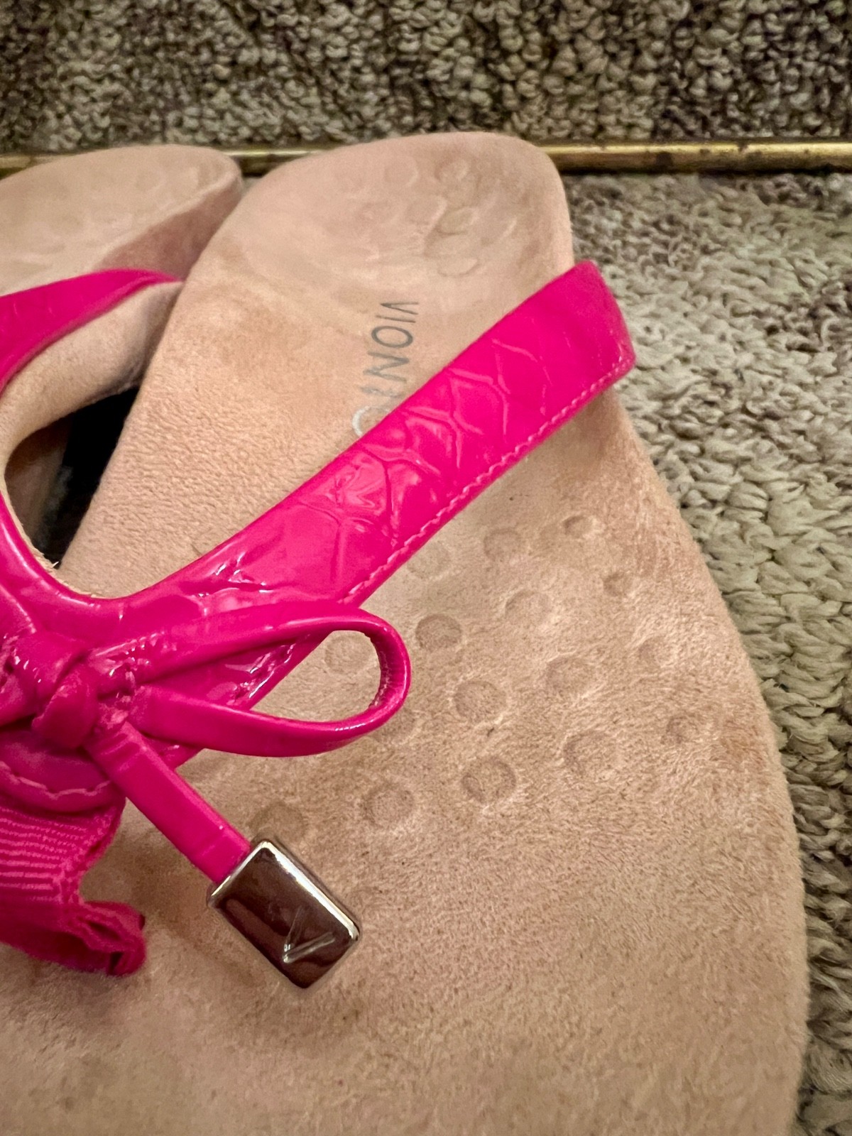 NWOB Women’s Vionic Bella II Magenta Pink Thong Sandals Flip Flops US Size 7