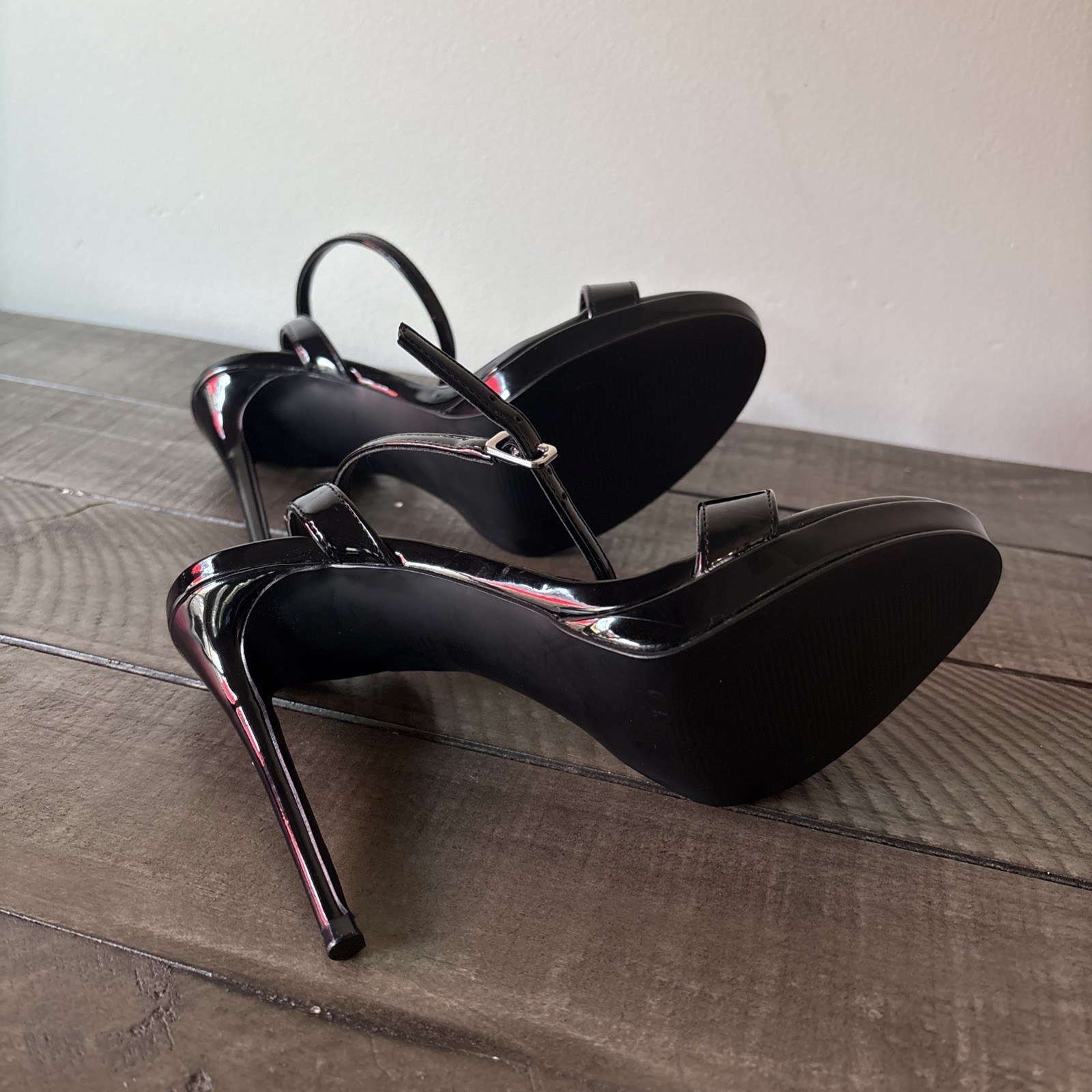 Steve Madden Wafer 4.5 inch High Heel Open Ankle Strap Stiletto – Black Size 7
