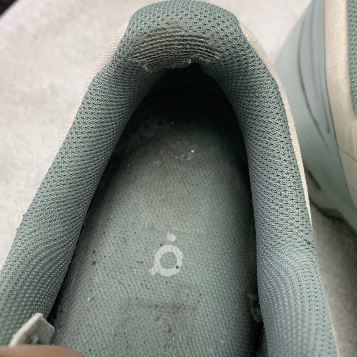 ON Running Women’s US 10.5 Cloudventure White/Moss