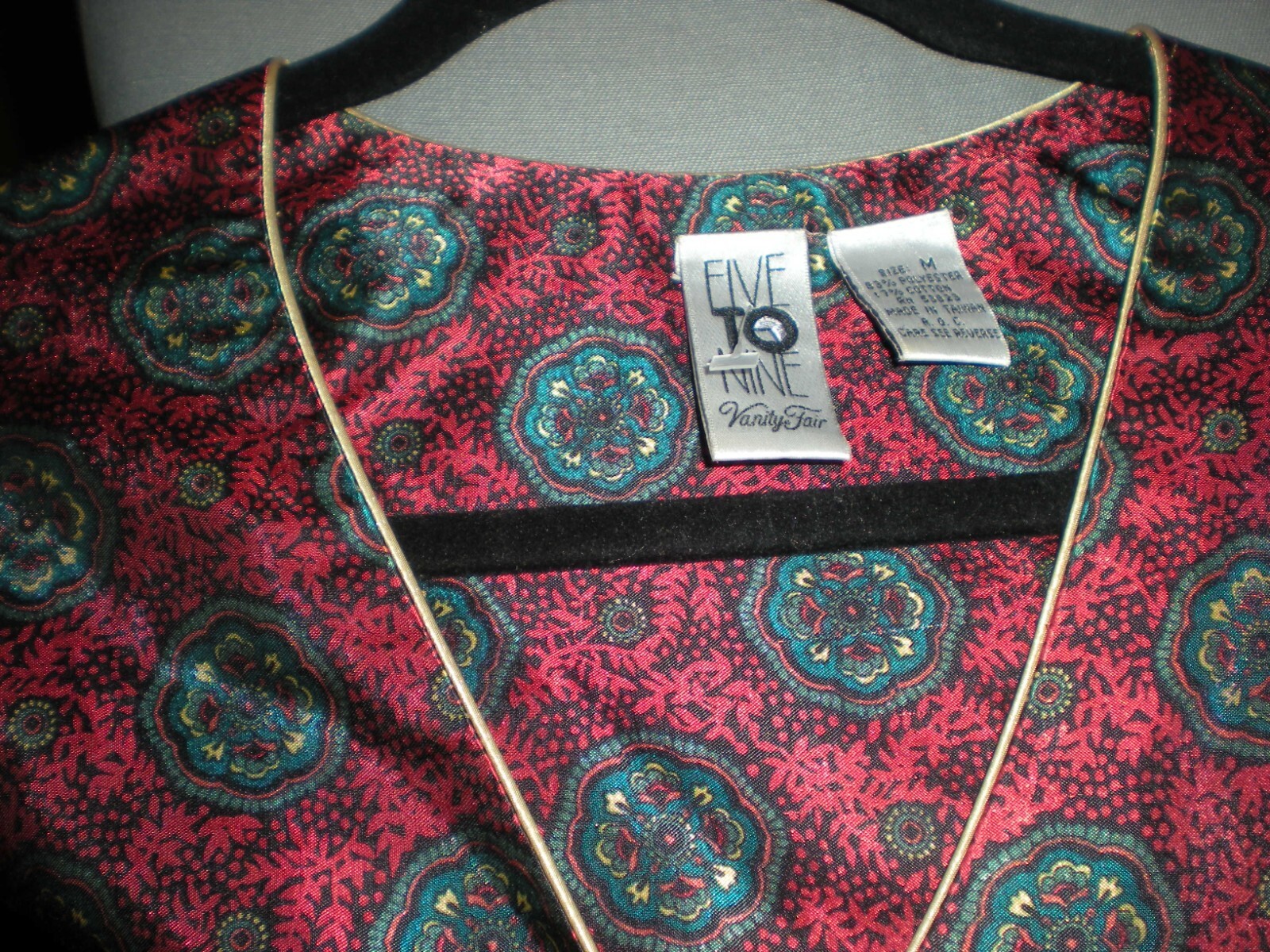 VANITY FAIR FIVE TO NINE SILKY NIGHT SHIRT – SIZE M – NWOT
