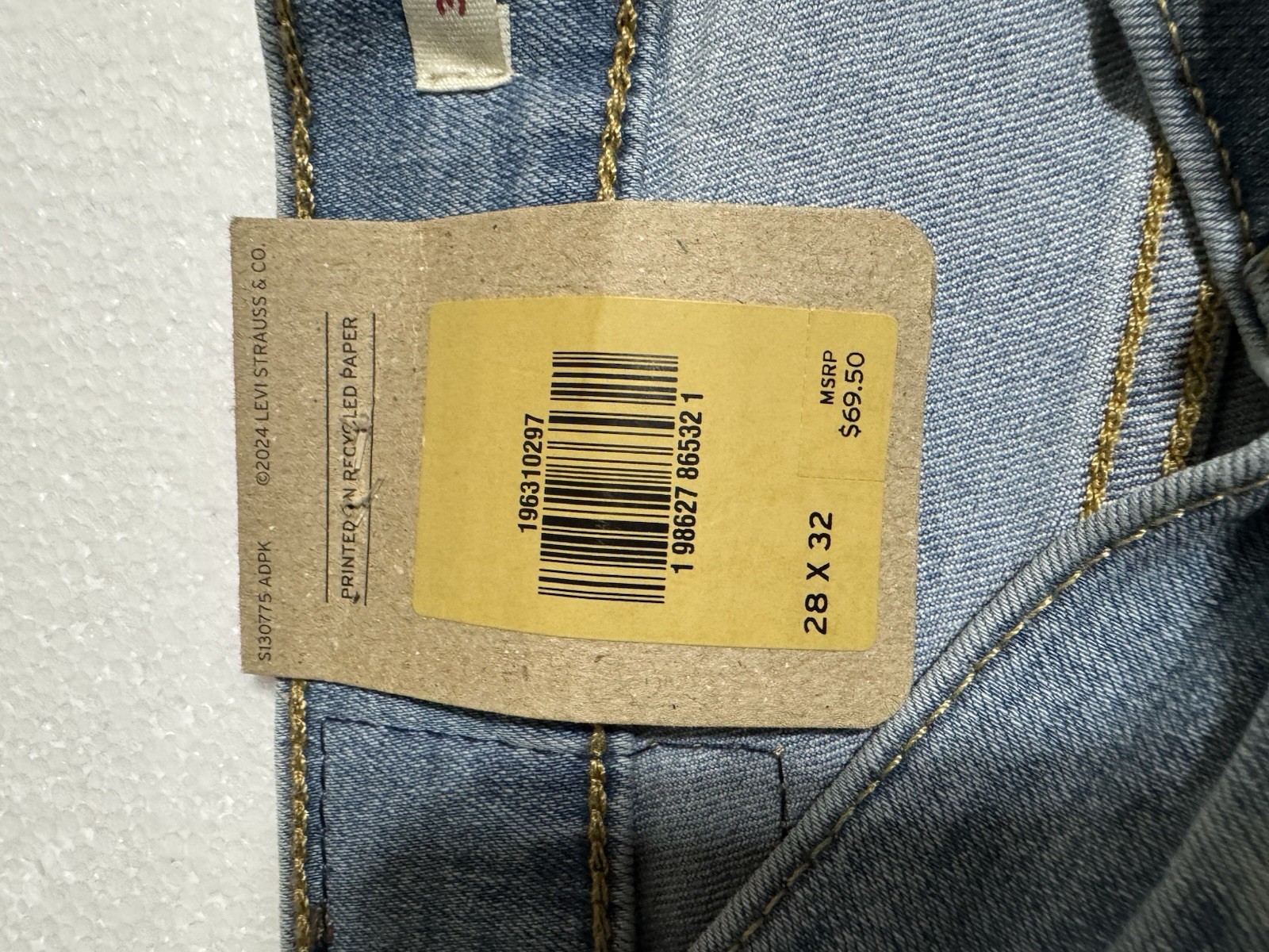 Levi’s Women’s 314 Shaping Straight Size 6 28/32 Mid Rise Light Wash NWT
