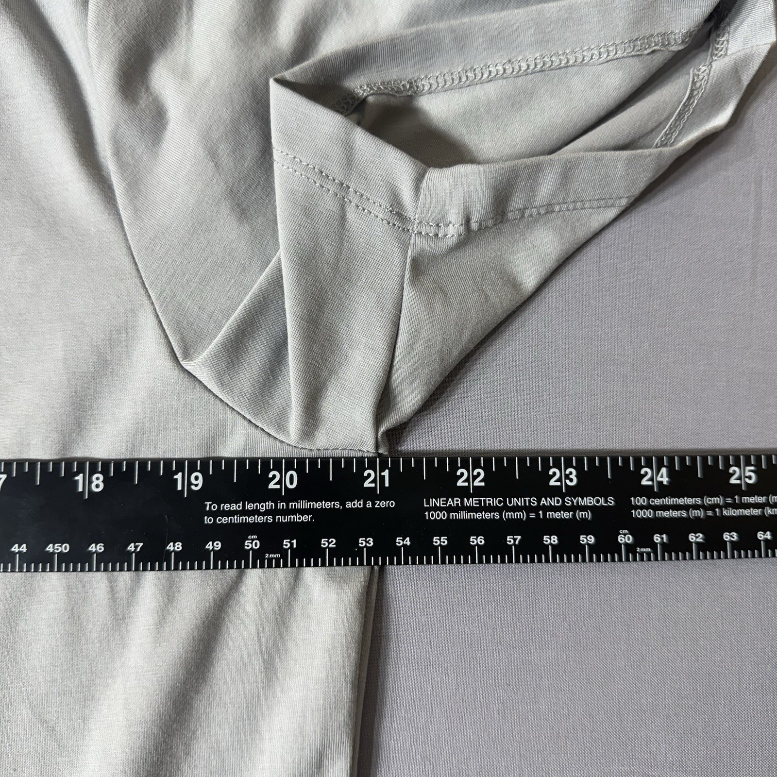 CUTS Curve-Hem Men’s White Solid Crew Neck Short Sleeve T-Shirt Poly Blend L