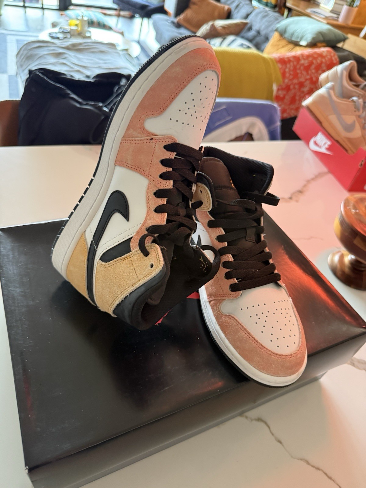Jordan Air Jordan 1 Mid Apricot SE Flight Club Suede DX4332-800 White Peach