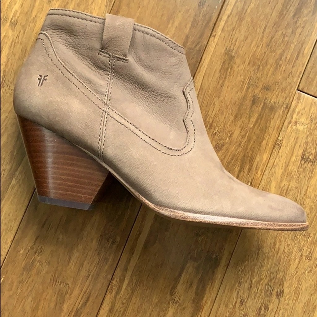 NEW FRYE Women’s Tan Ankle Shortie Boot Zip sz 9