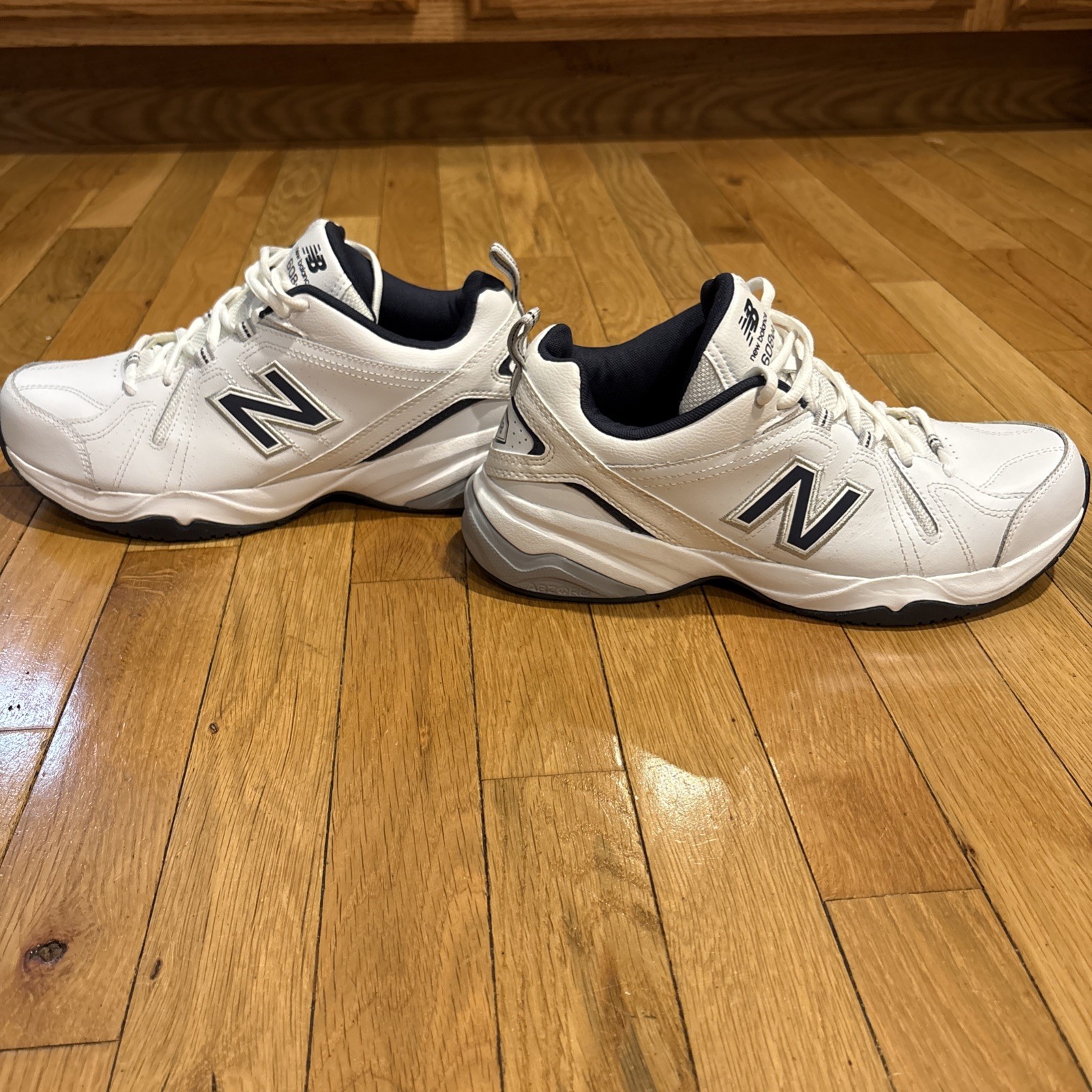 New Balance Mens Size 10 MX608v4W White Blue Sneakers TWO DIFFERENT WIDTHS