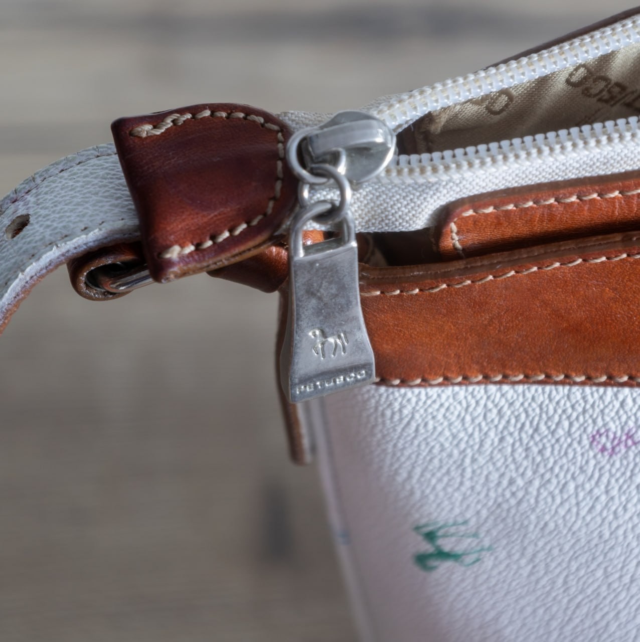 Rare Vintage Petusco Spain White Leather Bucket Bag – Colorful Horse Print