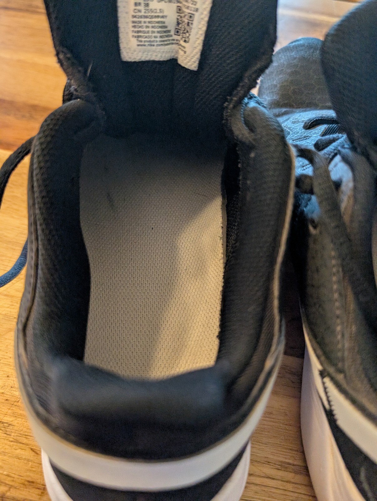 Nike Legend Essential 2 Black/White Low Top Lace-Up Sneaker Women’s size 8.5
