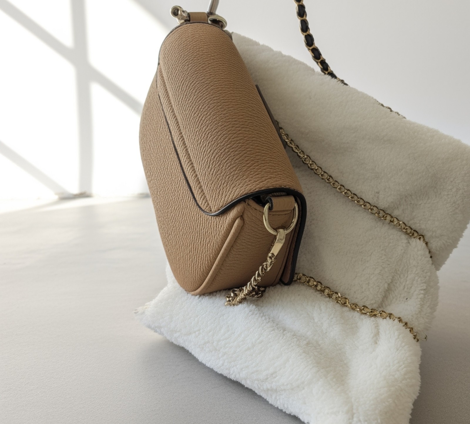 Gucci Soho Beige Pebbled Crossbody Bag Tassel Gold Chain Magnetic Closure