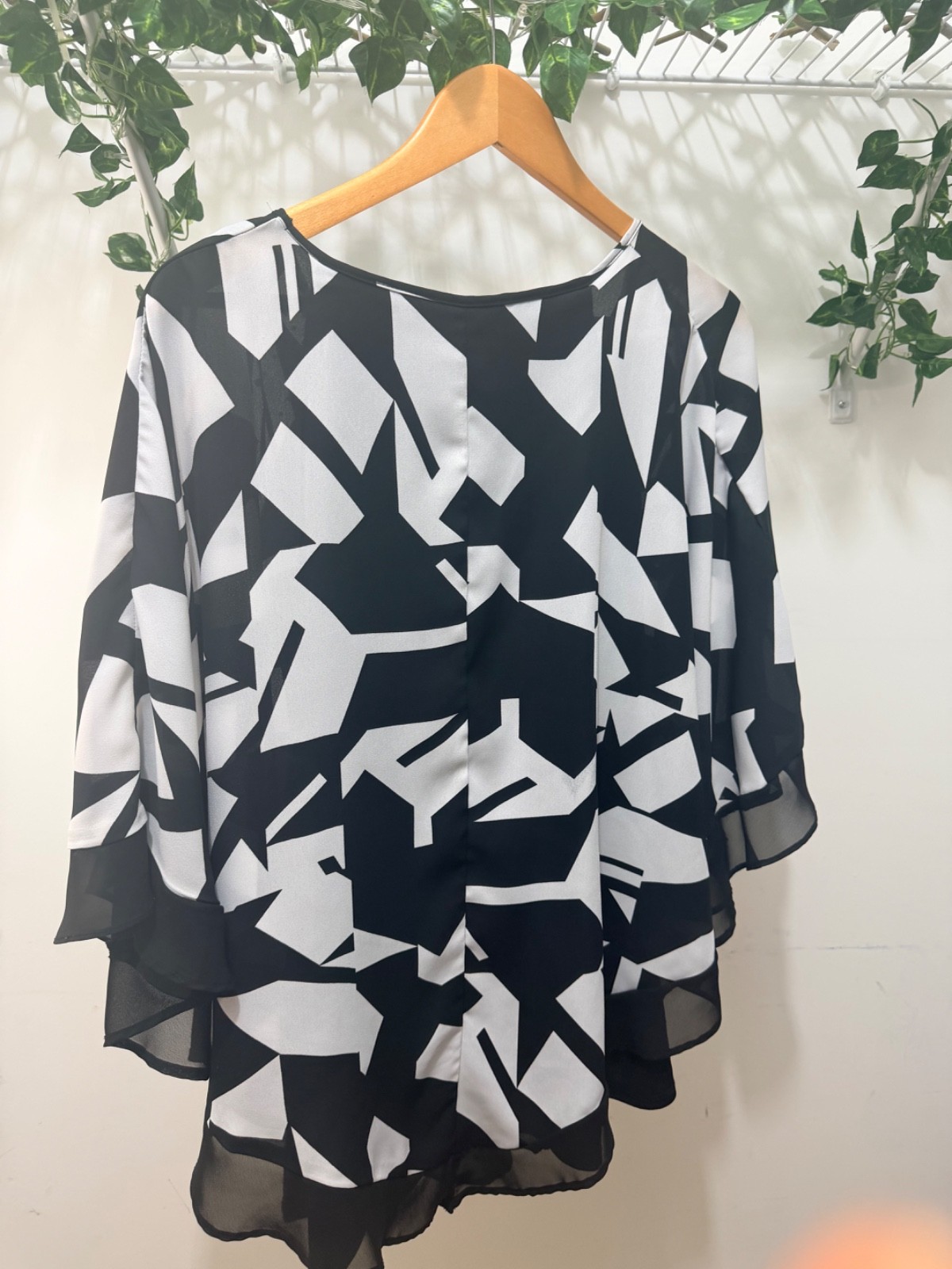 Avenue 18/20 Black White Geometric Rhinestone Top Chiffon Flutter Sleeve Plus Si