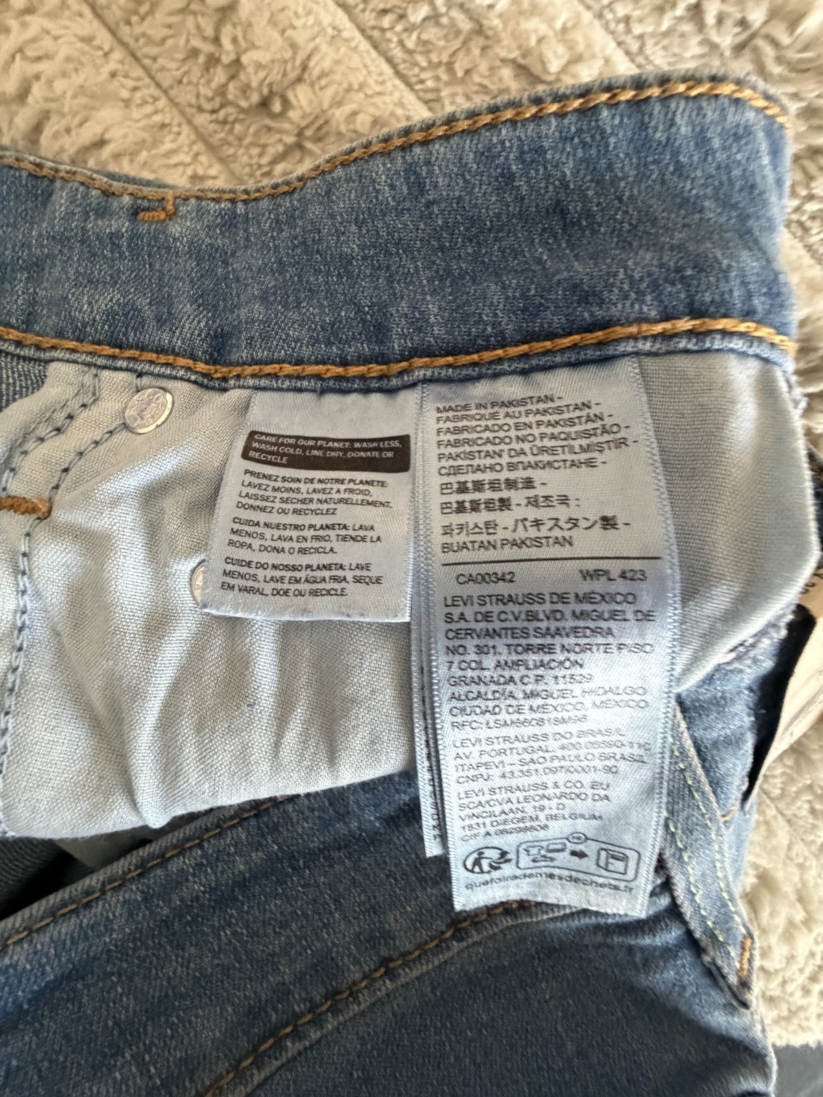 NWT Levi’s 726 High Rise Flare Jeans Women’s Size 26×32 Medium Wash Denim