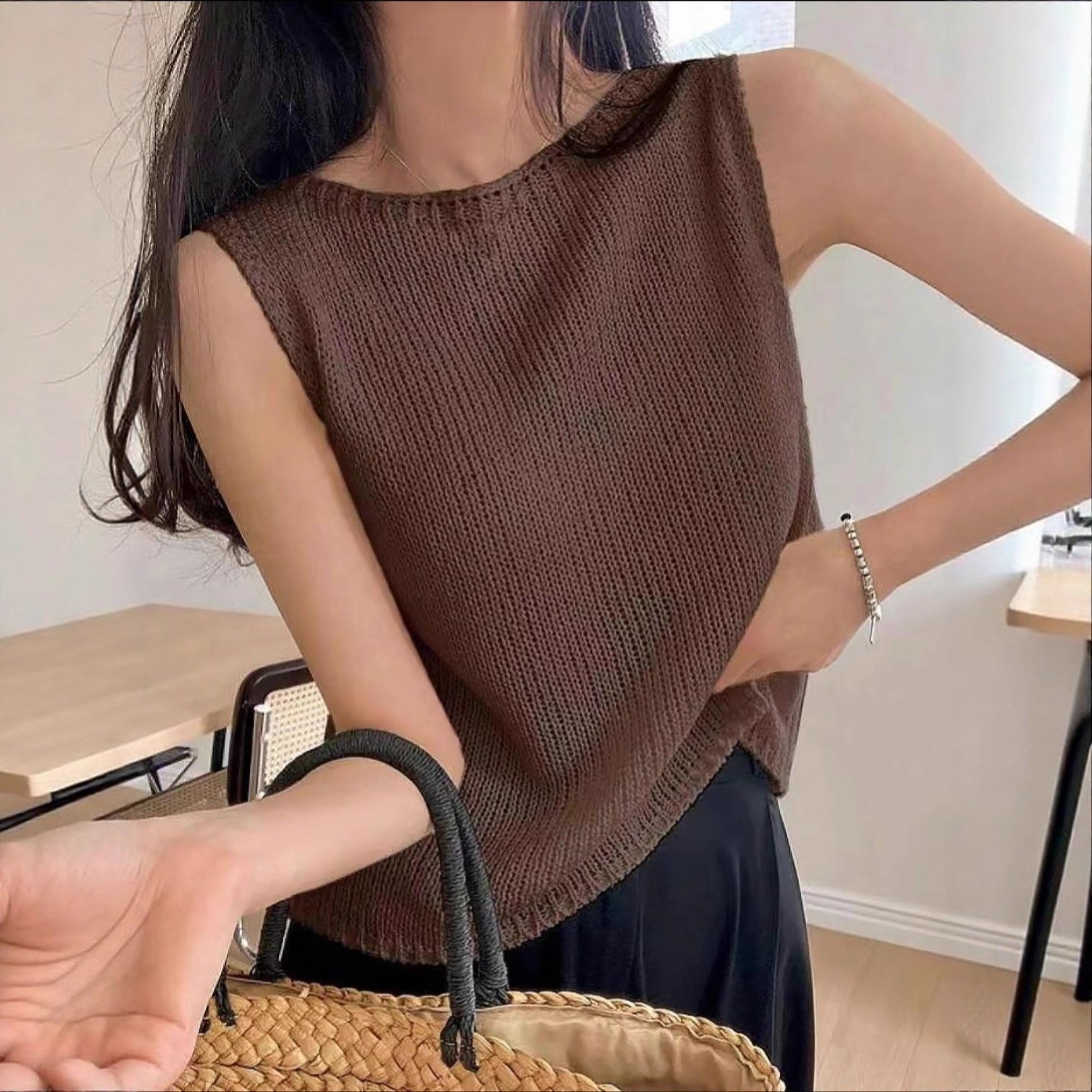 Round-neck Pullover Vest Minimalist Style For Spring And Summer