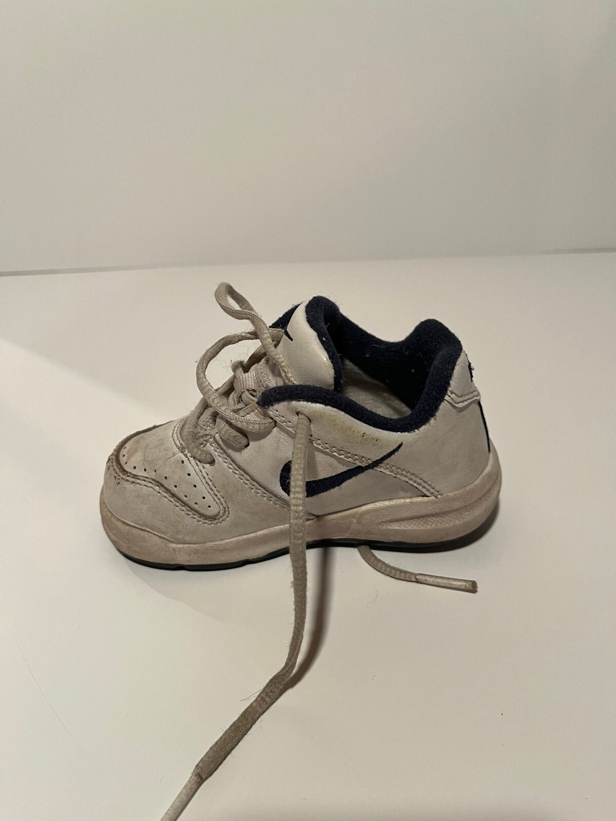USED Nike White Navy Blue Toddler Shoes Size 5C Sneakers (See Item Description)
