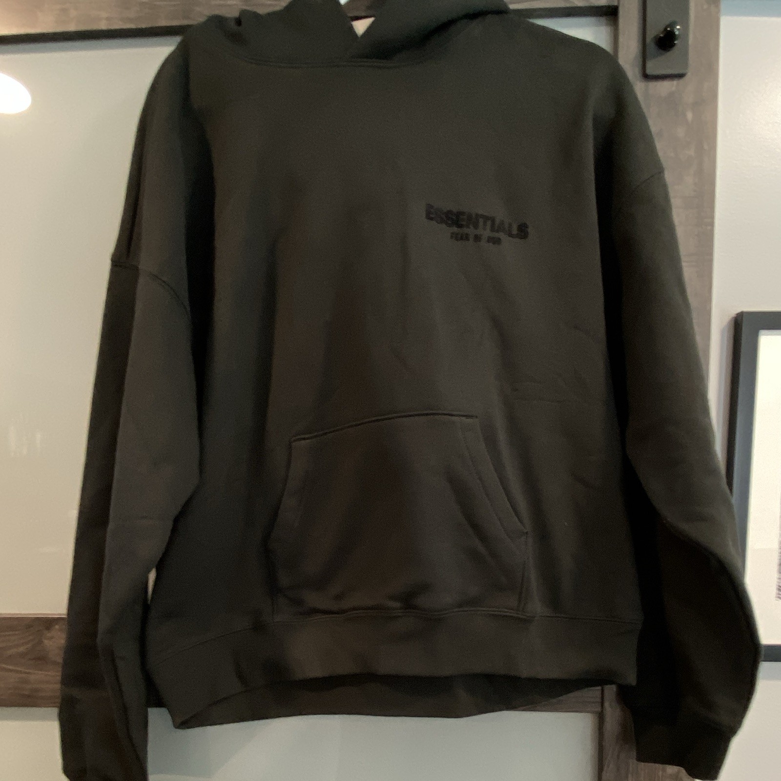 Essentials Fear of God Men’s Black Pullover Hoodie Size S Logo Kangaroo Pocket