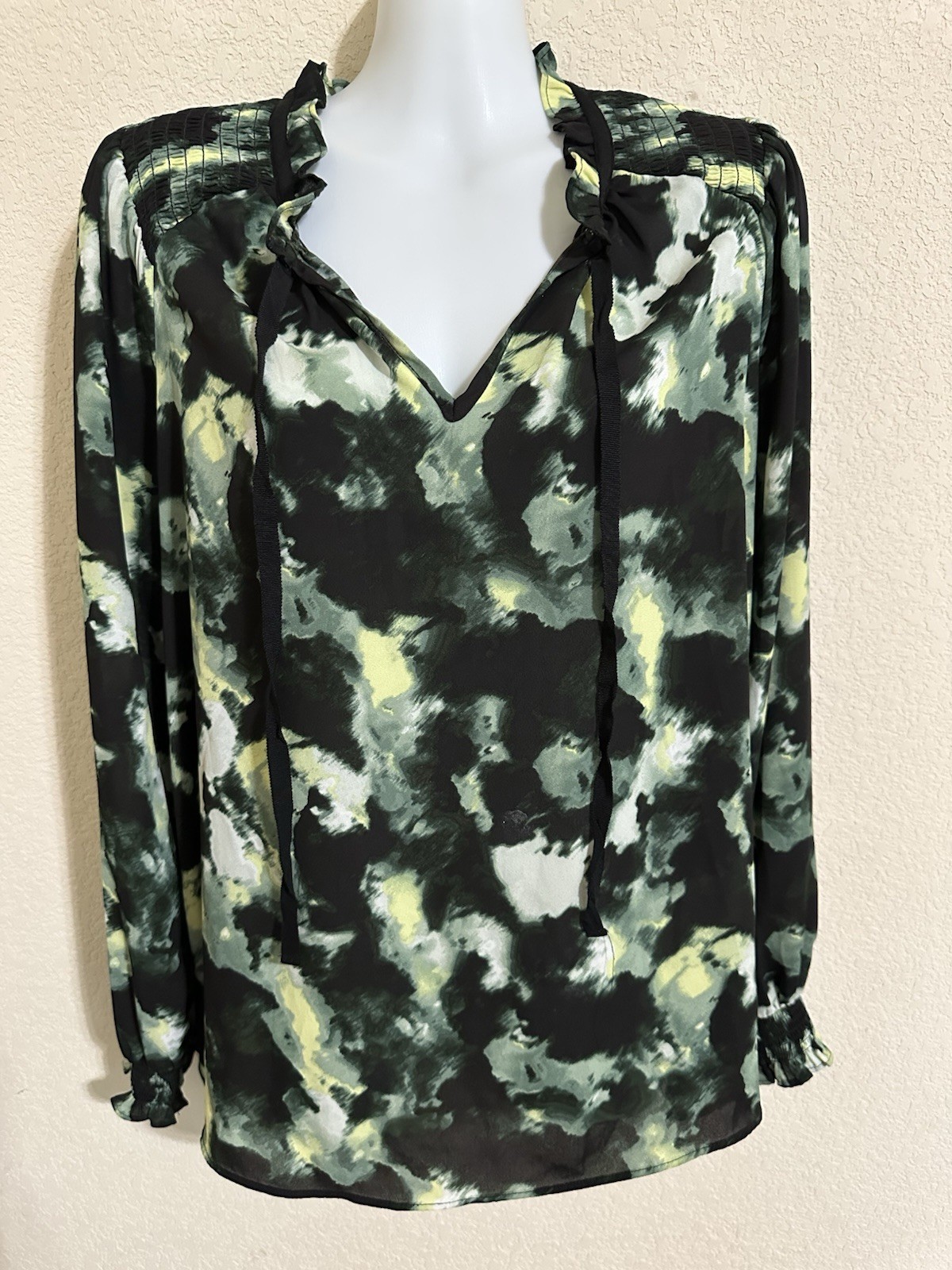 Vera Wang Simply Vera Women’s Medium Long Sleeve Blouse Tie Dye Green/White