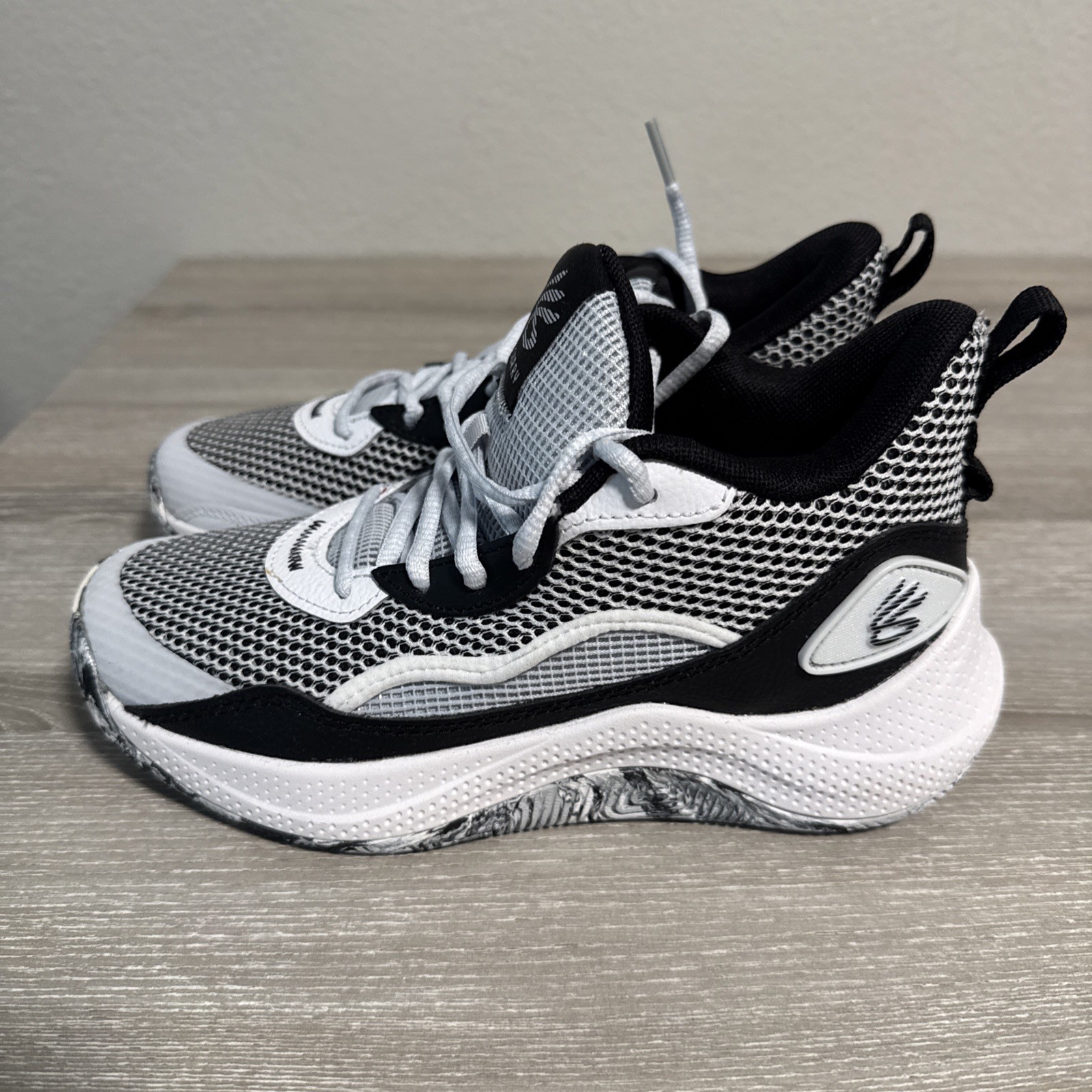 Under Armour Curry 3Z 24 Men’s Black And White Basketball Shoes Size 4Y NEW
