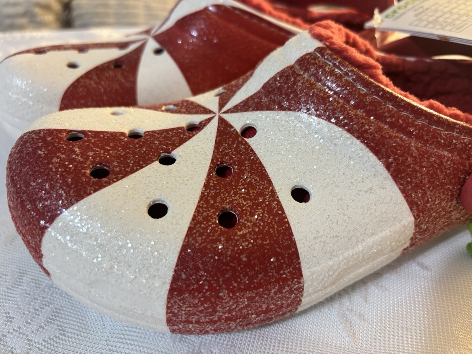 Crocs Classic Lined Holiday Clog White Red Kids J5 New with Tags 209298-119 NWT