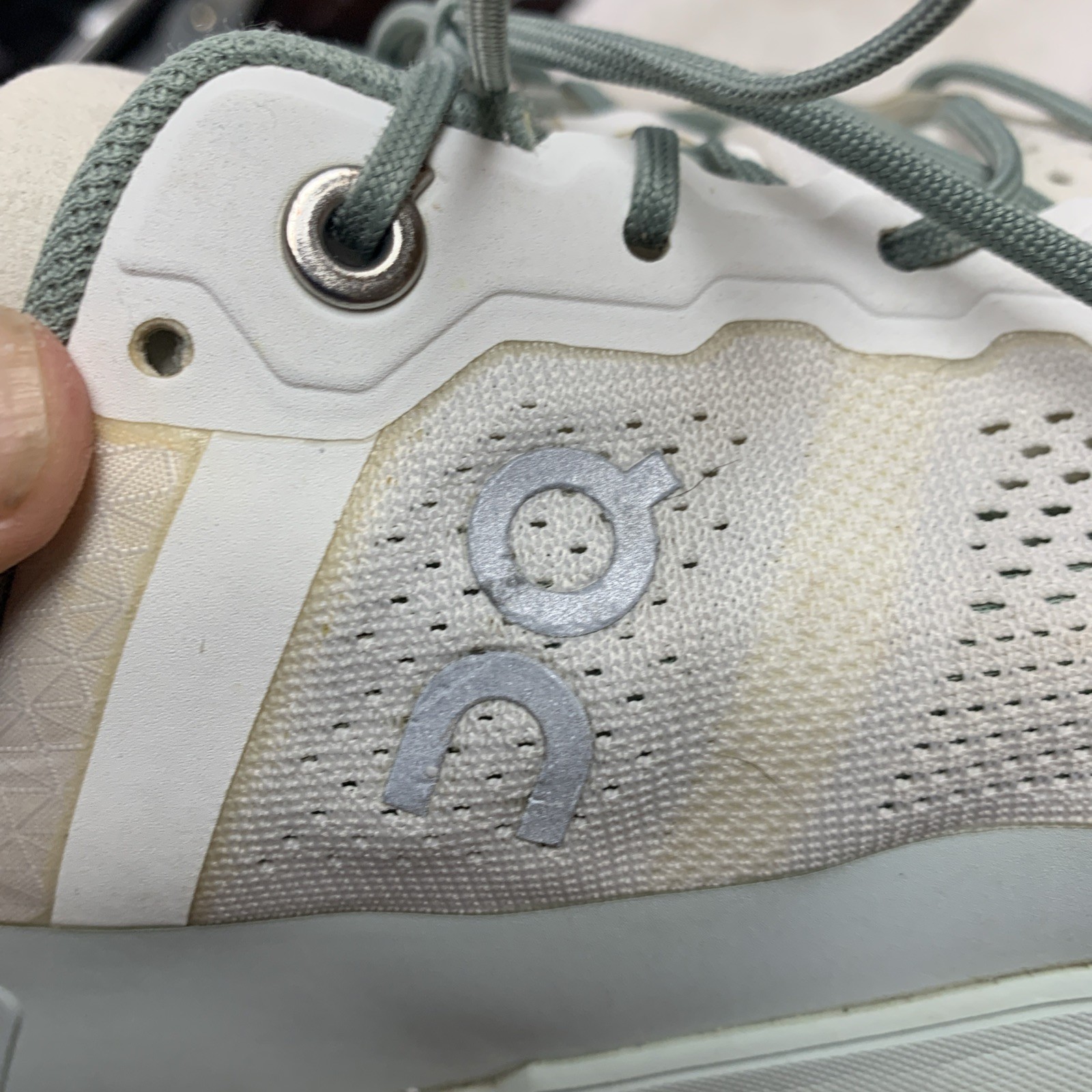 ON Running Women’s US 10.5 Cloudventure White/Moss