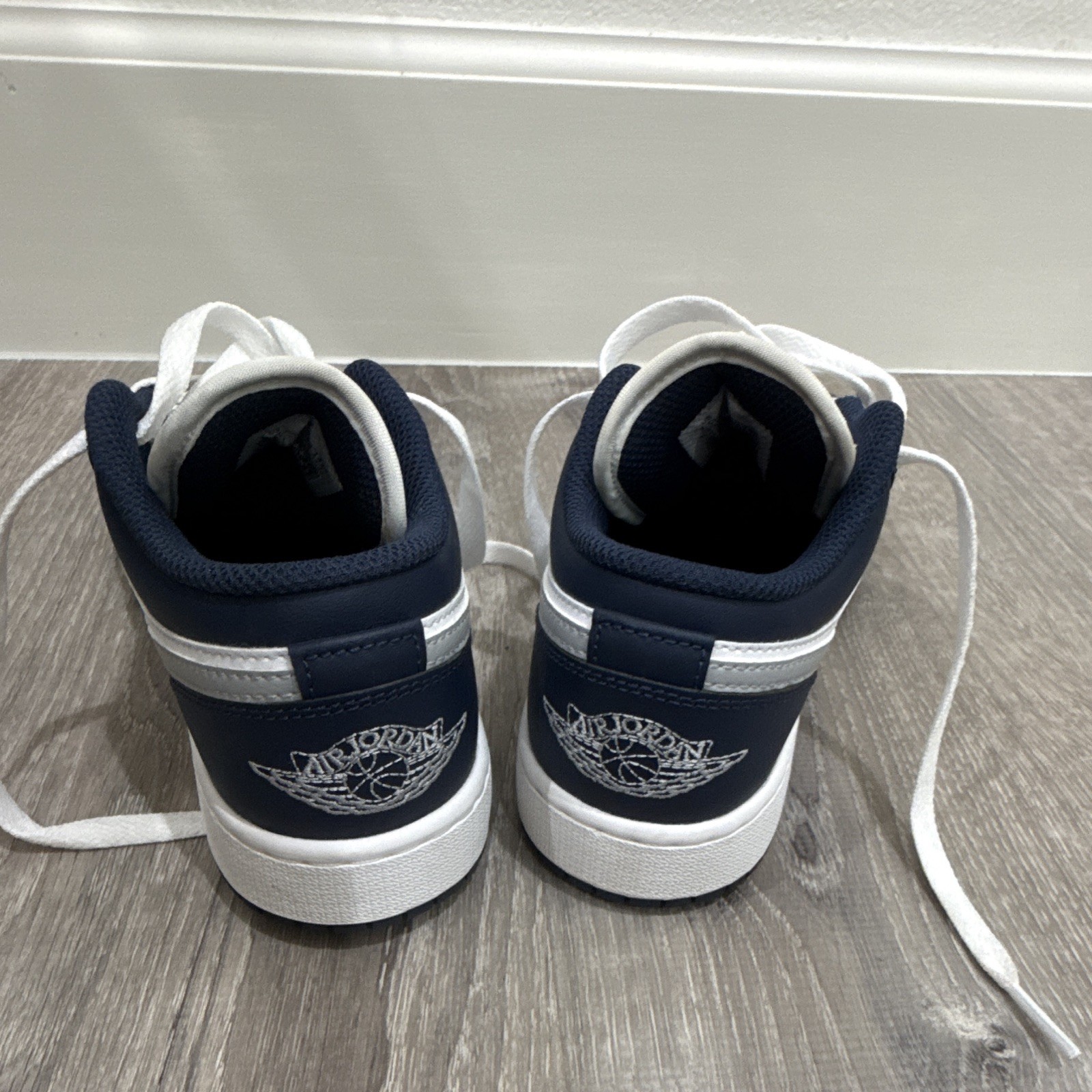 Jordan Air Jordan 1 Low GS Navy/White Leather Sneakers US 3.5Y 553560-141