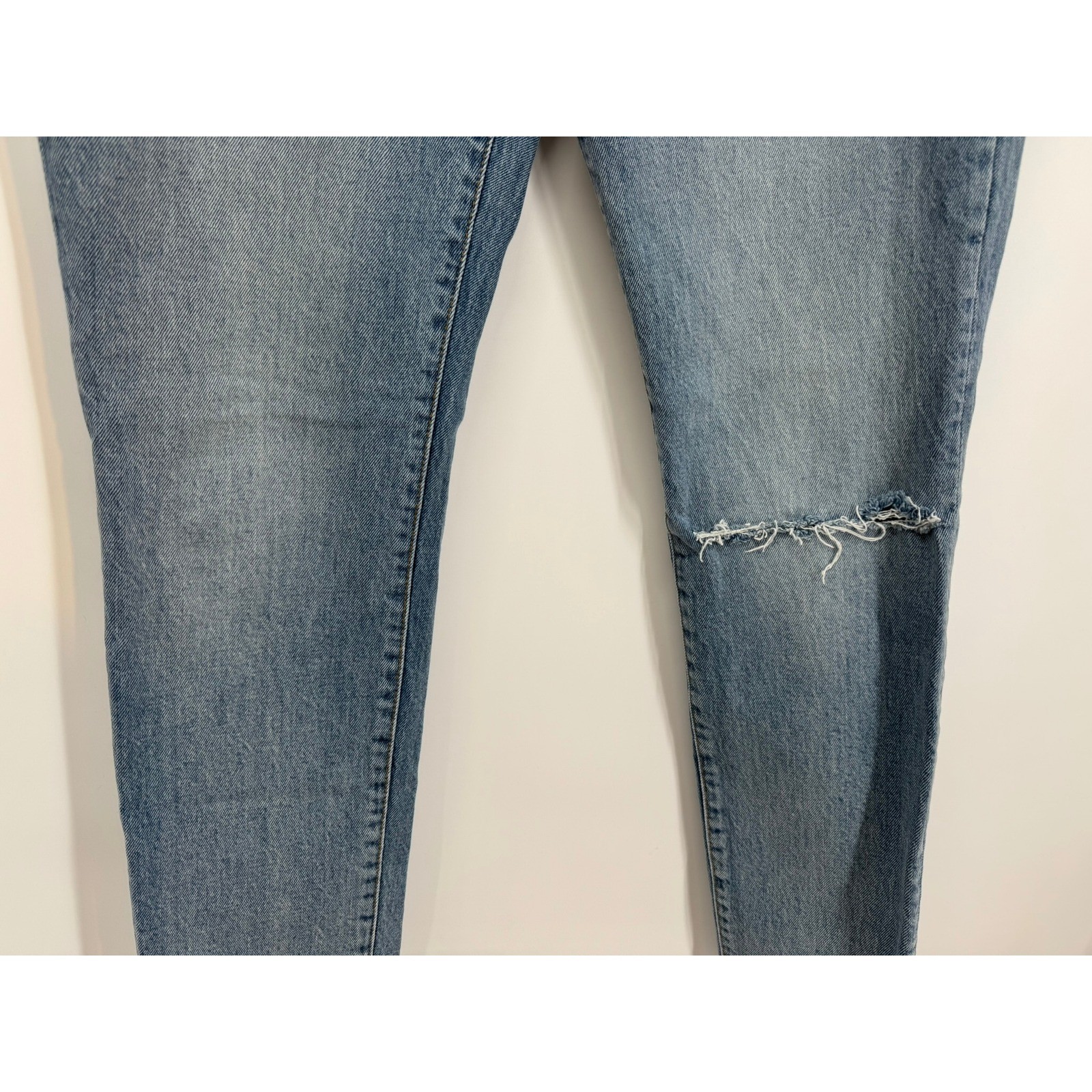 We The Free Women’s 30 Button Fly Jeans Distressed Frayed Hem Denim Light Wash
