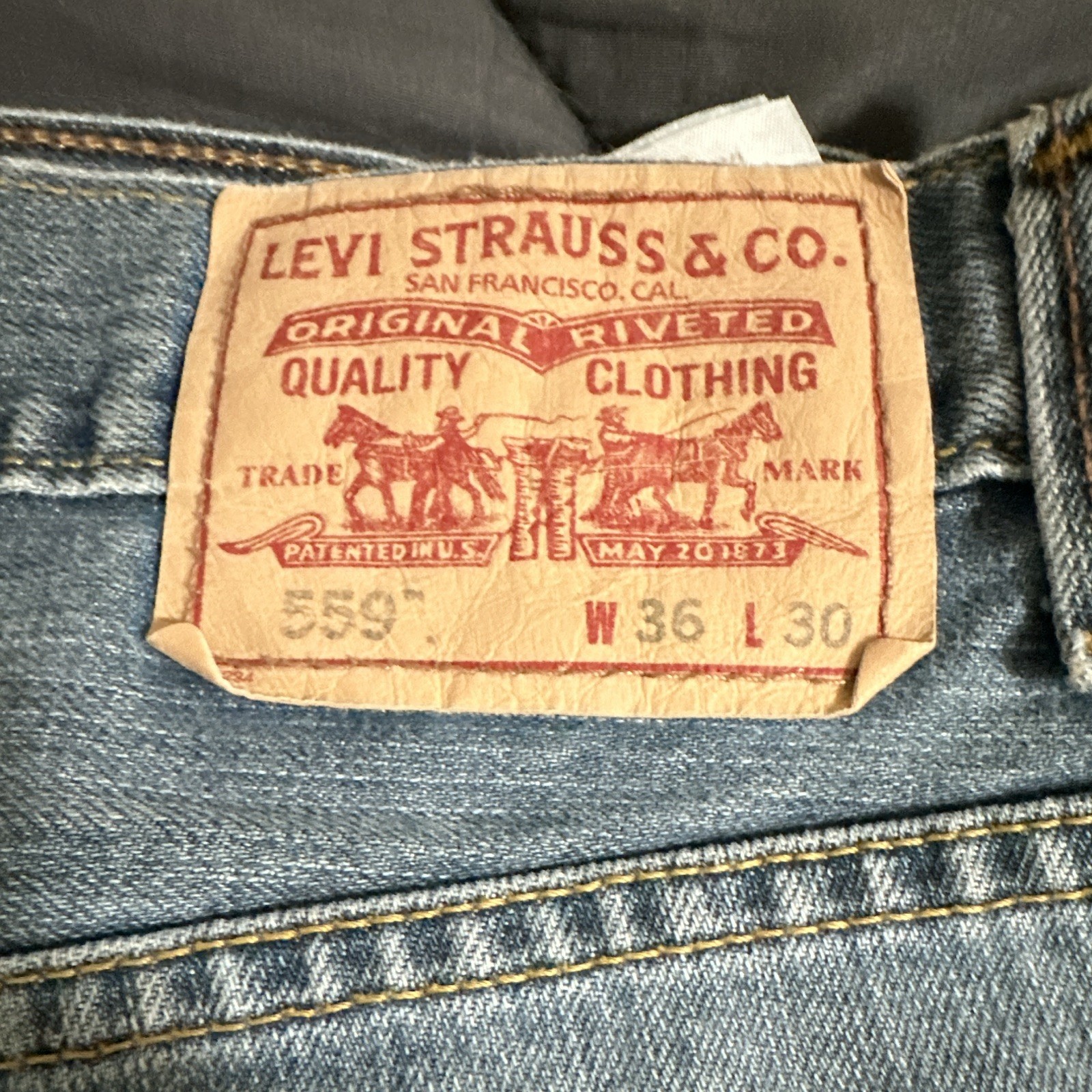 Levi’s Men’s Blue Relaxed Fit Straight Leg Medium Wash Denim Jeans, Mid Rise