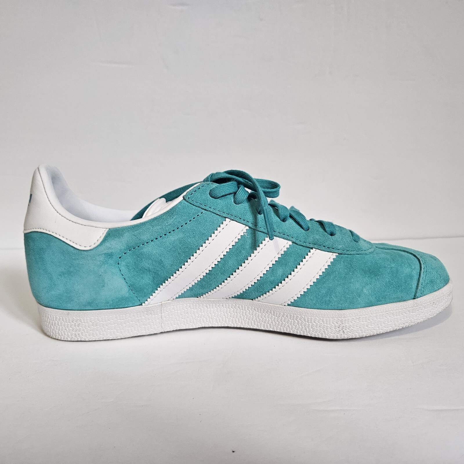 Adidas Gazelle Hi-Res Aqua and White Mens Size US 7 EU 40 EE5510