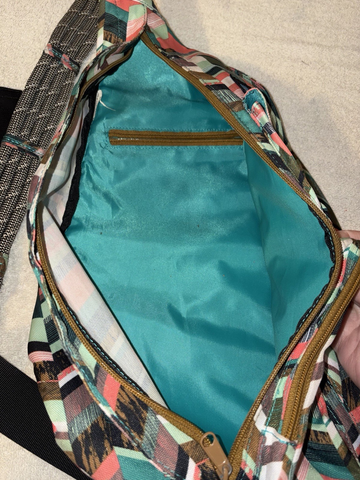 KAVU Multicolor Geometric Sling Bag Adjustable Crossbody Rope Strap Zip Closure