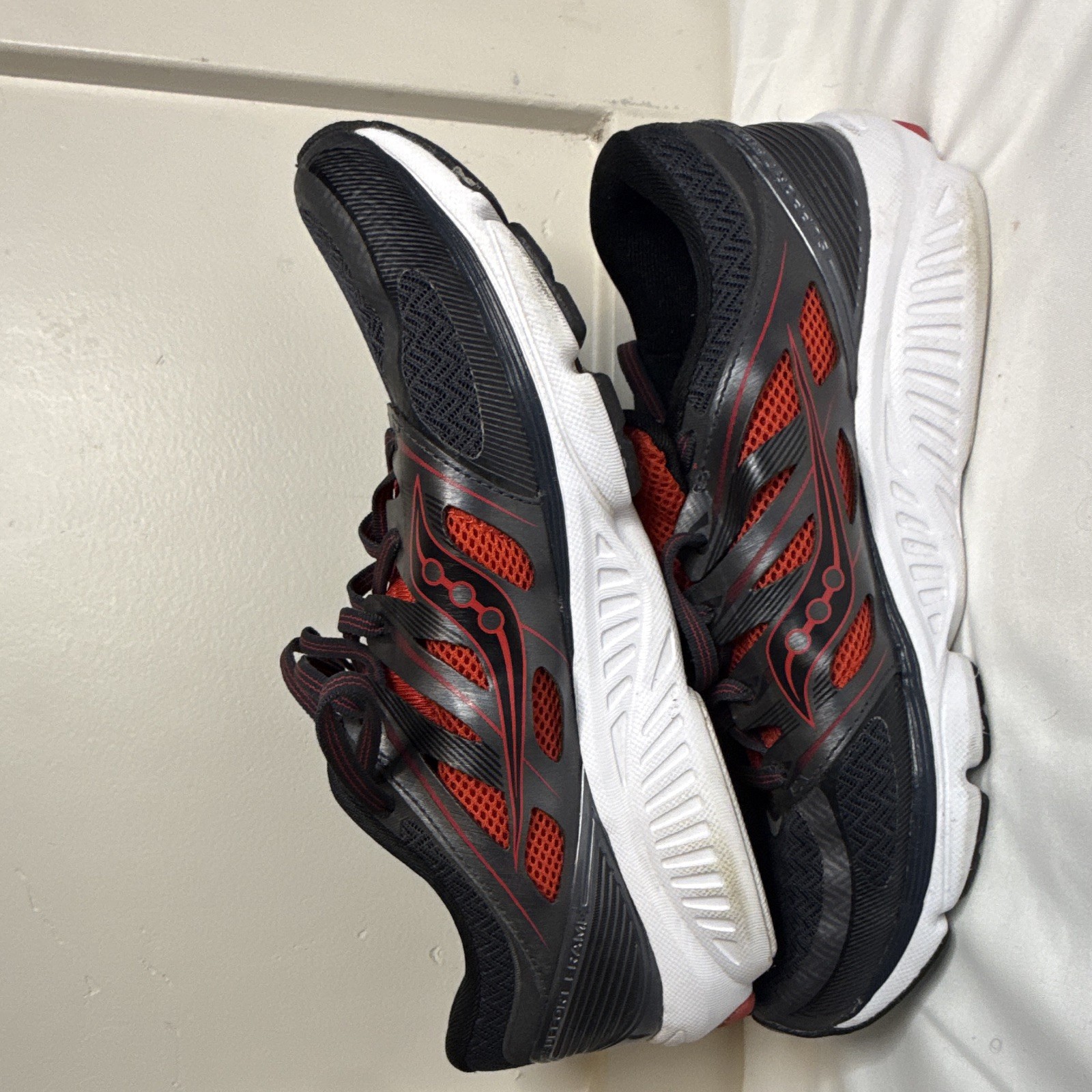 Saucony Zealot ISO Men’s Black/Red/White Low Top Running Shoes