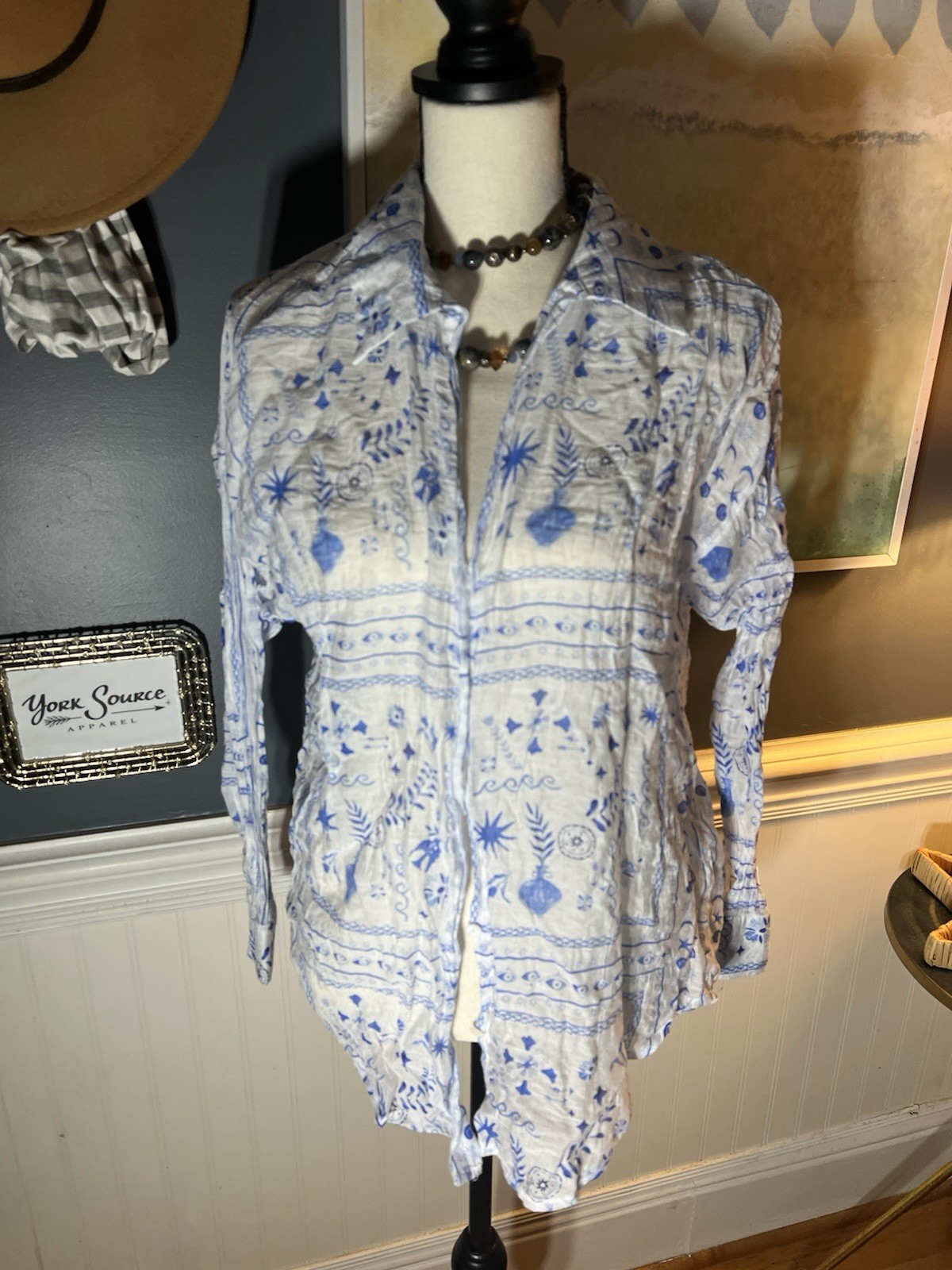 Peach Women’s Blue White Paisley Collared Button-Up Long Sleeve Shirt M