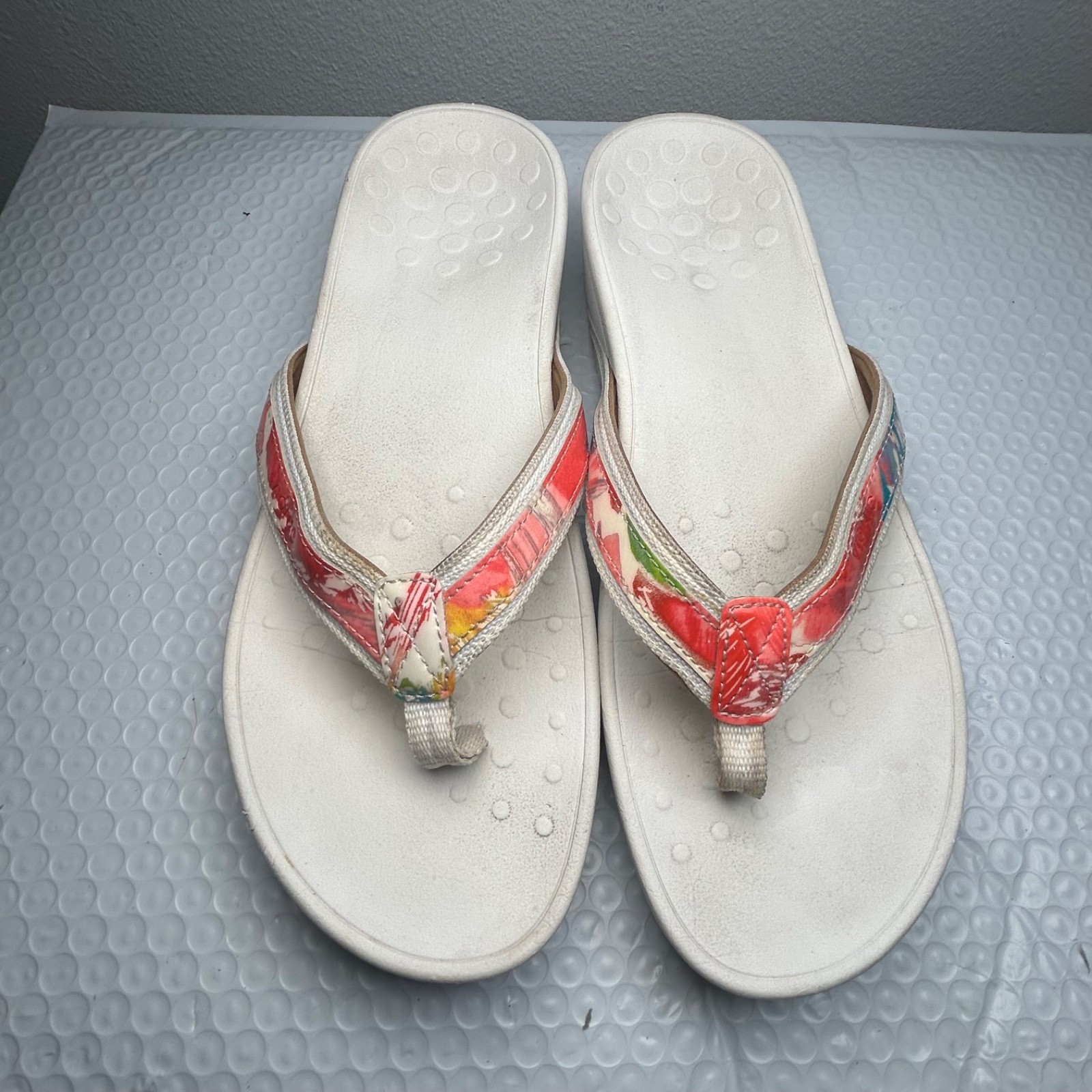 Vionic Women’s Size 10 Bright Floral Flip Flops Sandals Outdoor Beach