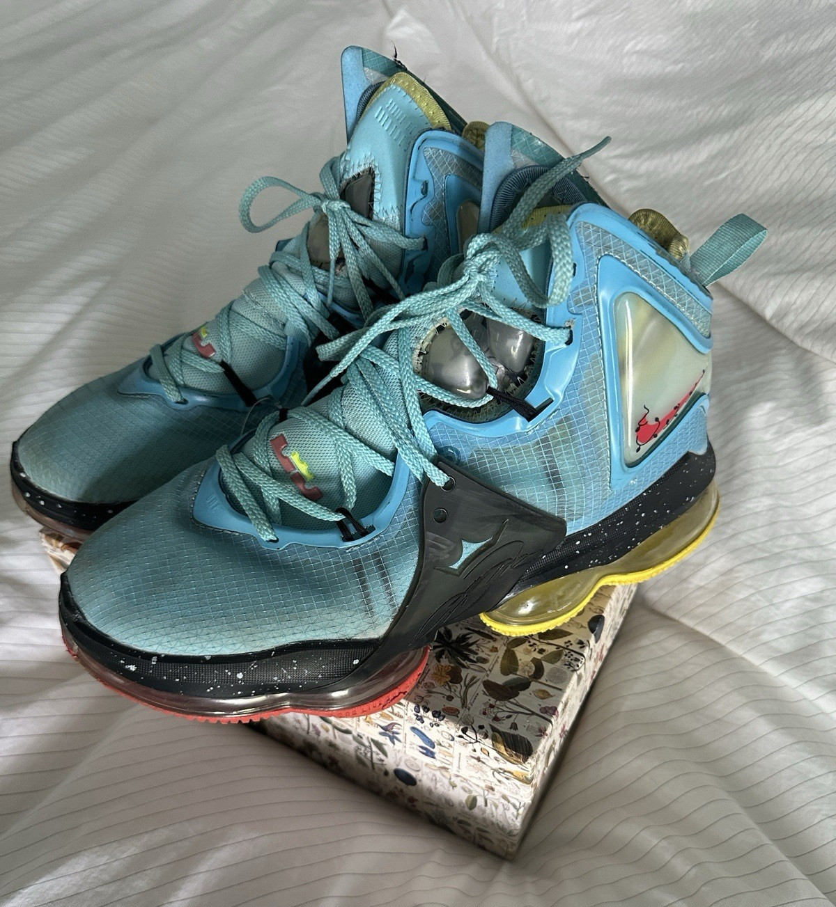 Nike LeBron 19 Men’s Basketball Mid Top Lace-Up Sneakers Rubber Outsole