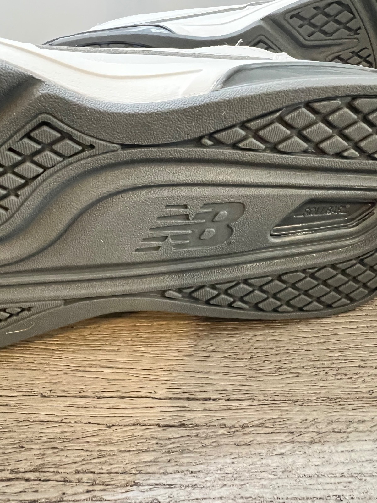 New Balance 813 Mens Size 9 Excellent C. White/Gray Rollbar Walking Strike Path