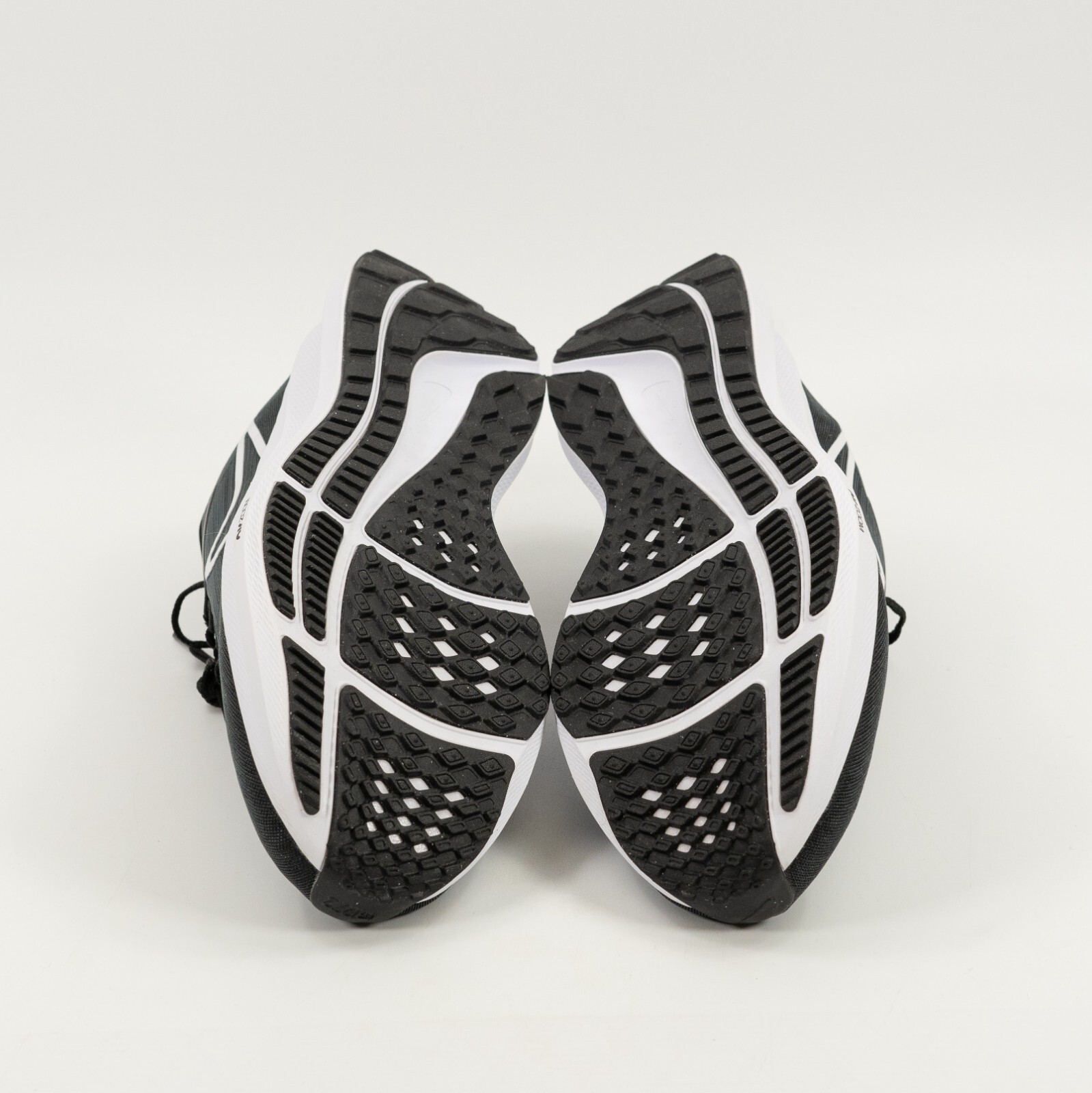 Nike Air Zoom Pegasus 39 ‘Black White’ DH4071-001 size 13 READ