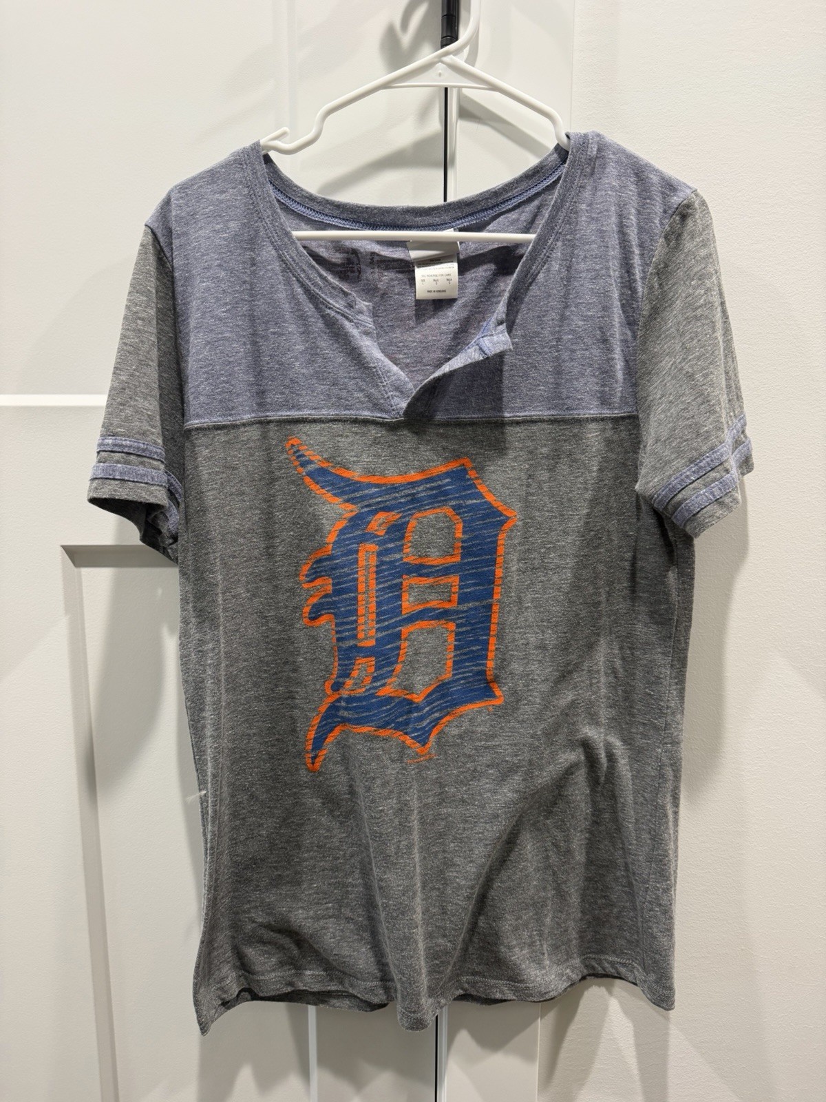 Detroit Tigers Women’s T-Shirt Grey Blue Orange Distressed Short Sleeve Size L