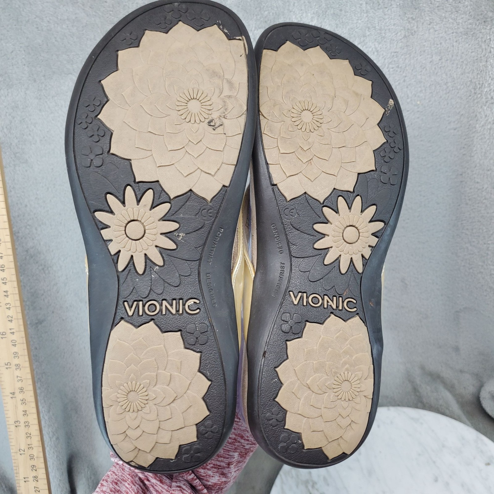Vionic Shoes Womens Size 8 Gold Faux Leather Bella II Thong Sandals *Read*