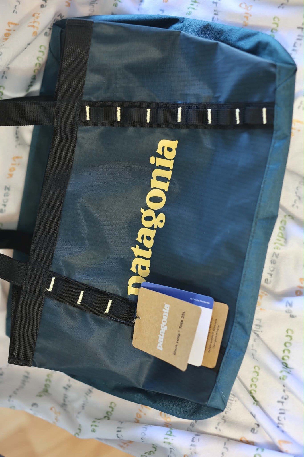 Patagonia Black Hole Tote 25L Blue Black Straps Inner Pockets Zip Logo
