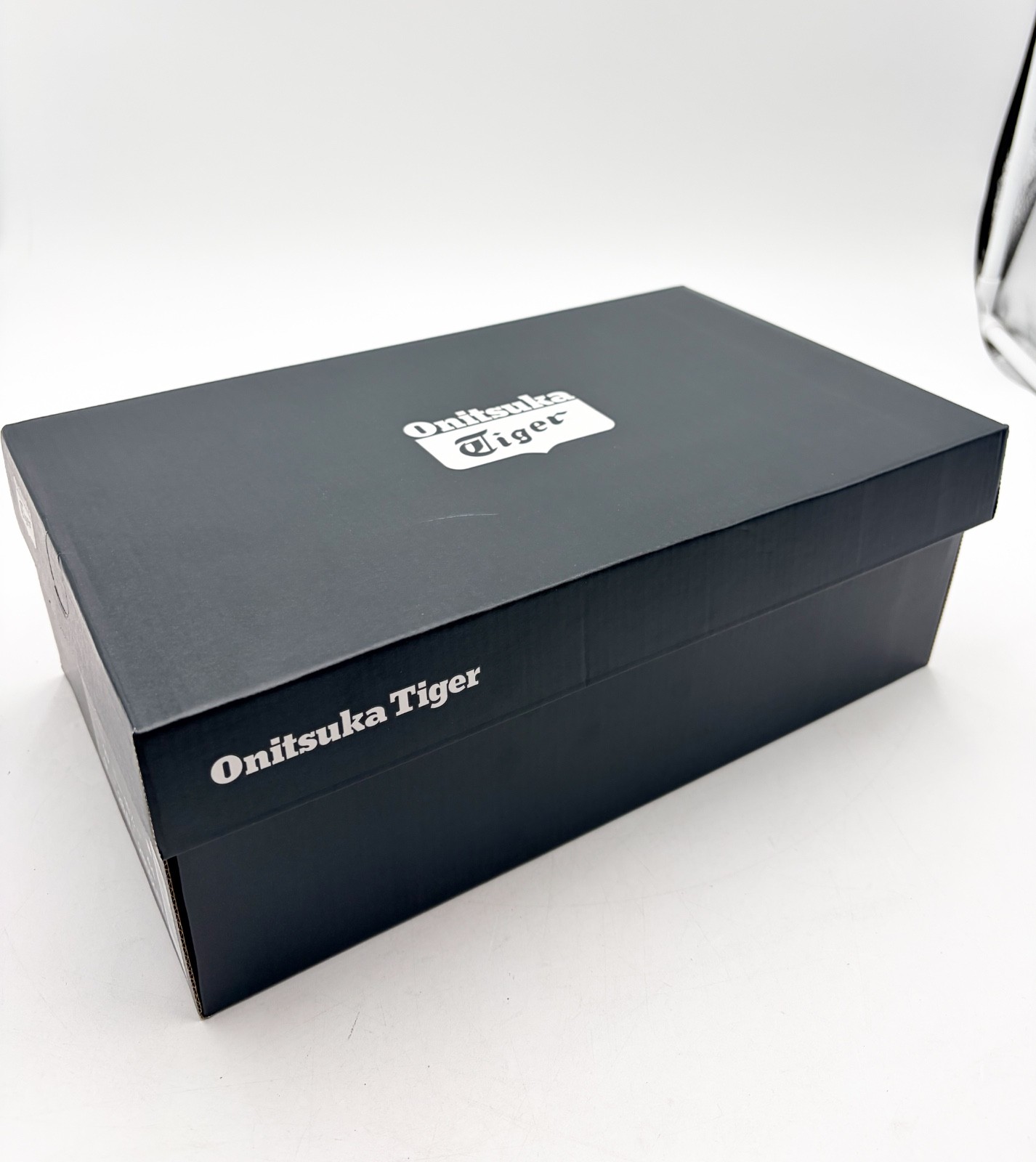 【NEW】Onitsuka Tiger SERRANO Black/White Daily Sneaker (US 10) From US