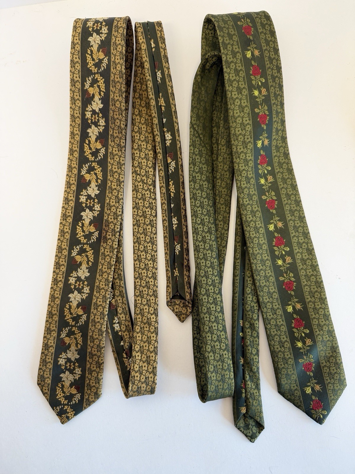 Vintage COMMODORE Trevira 2 Ties Men’s Classic Pointed Euro Floral Pattern EUC