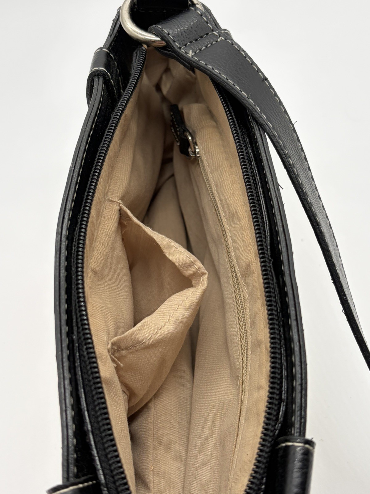 Women’s Woven Straw Shoulder Bag Black Trim Baguette Purse Zip Top Tan