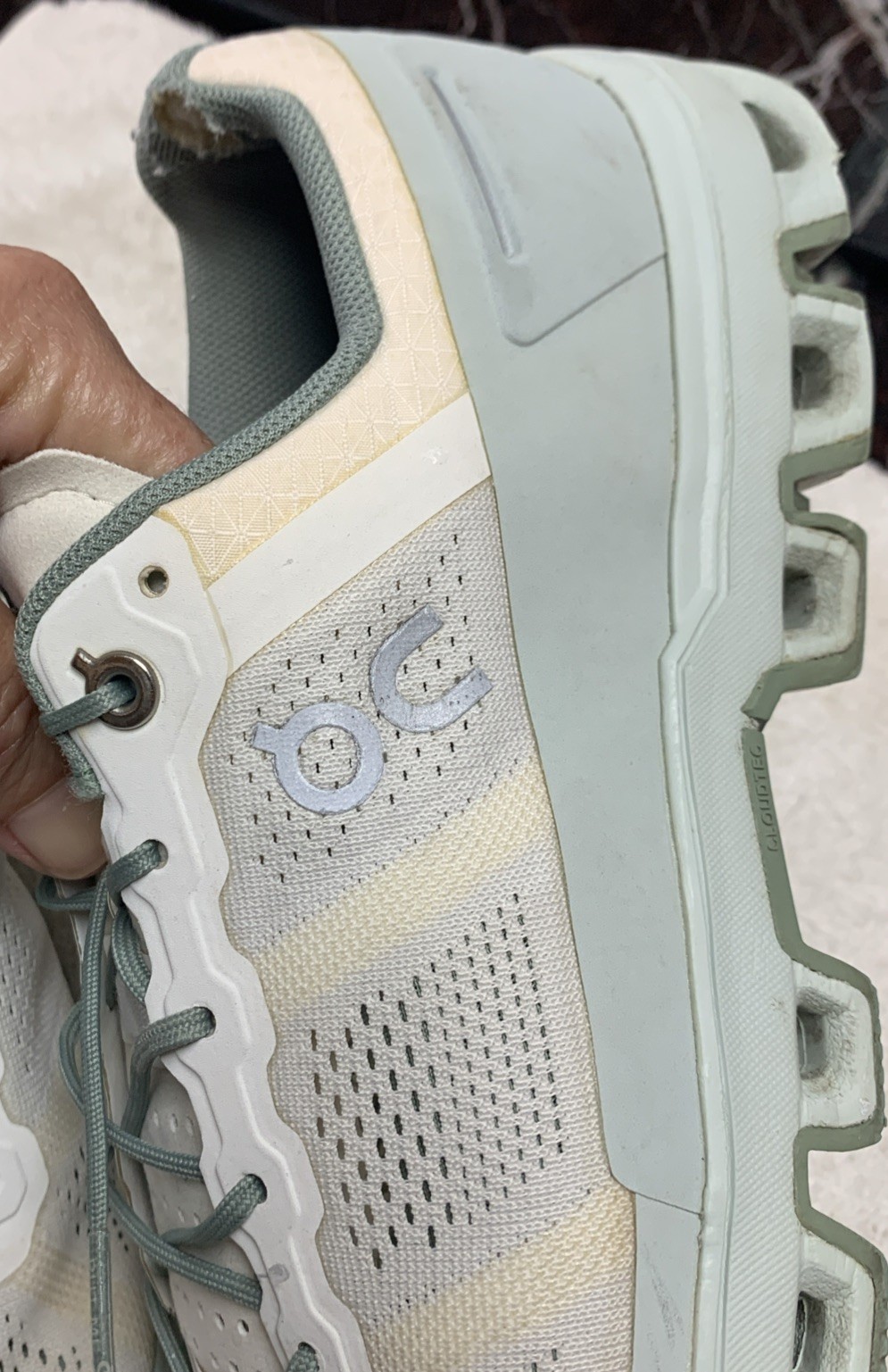 ON Running Women’s US 10.5 Cloudventure White/Moss
