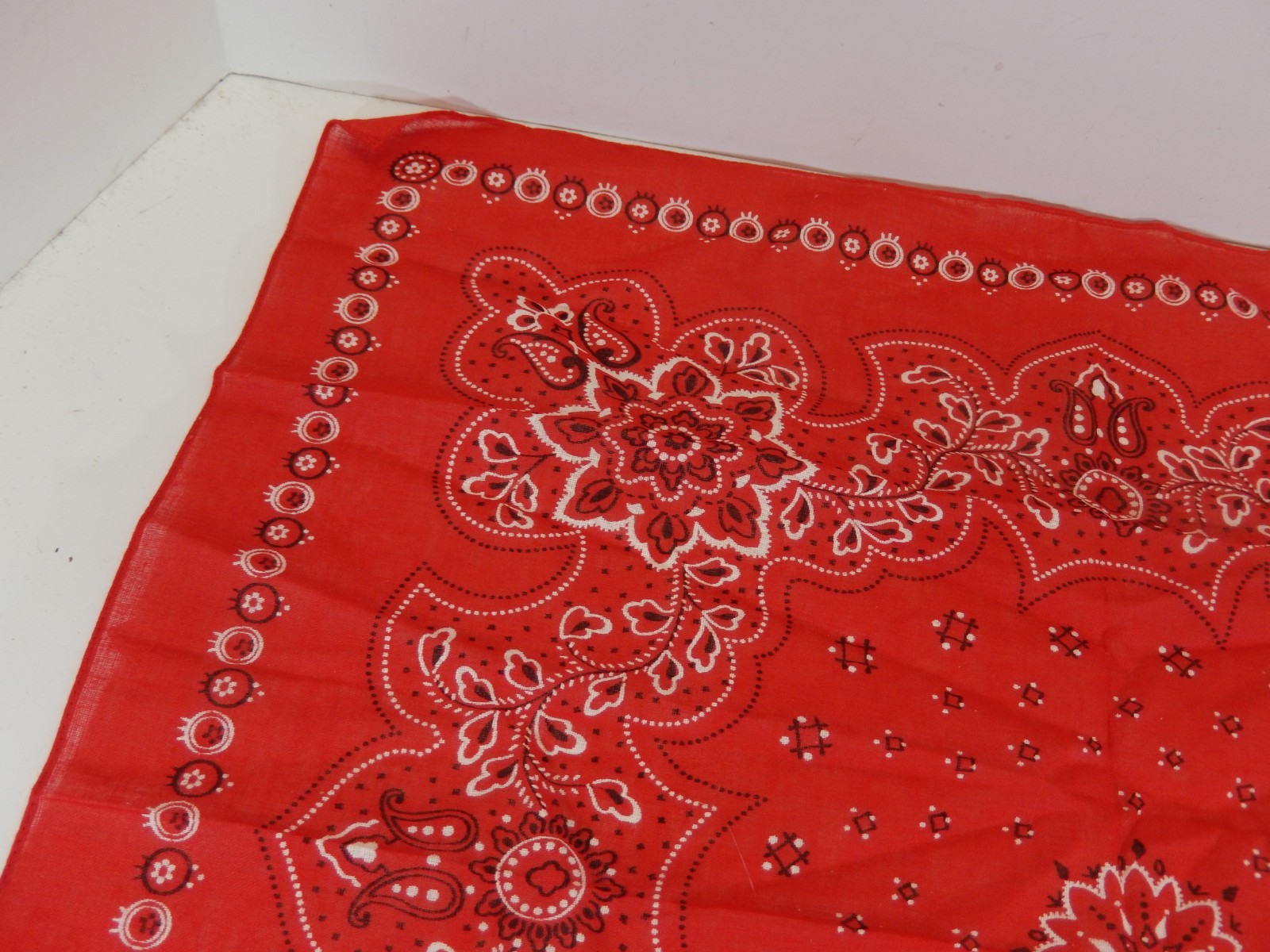 VINTAGE ELEPHANT TRUNK UP 20″ X 20″ RED PAISLEY & FLOWERS FAST COLOR BANDANA